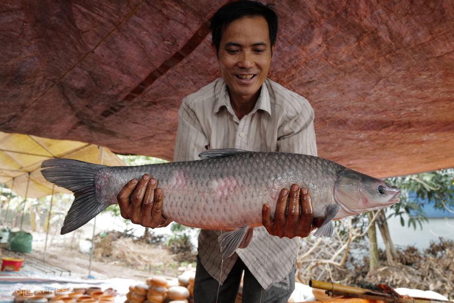 Cảnh tượng ngay l&uacute;c n&agrave;y tại một ng&ocirc;i l&agrave;ng nằm ven s&ocirc;ng Hồng: Nghi ng&uacute;t kh&oacute;i cả ng&agrave;y lẫn đ&ecirc;m- Ảnh 4.