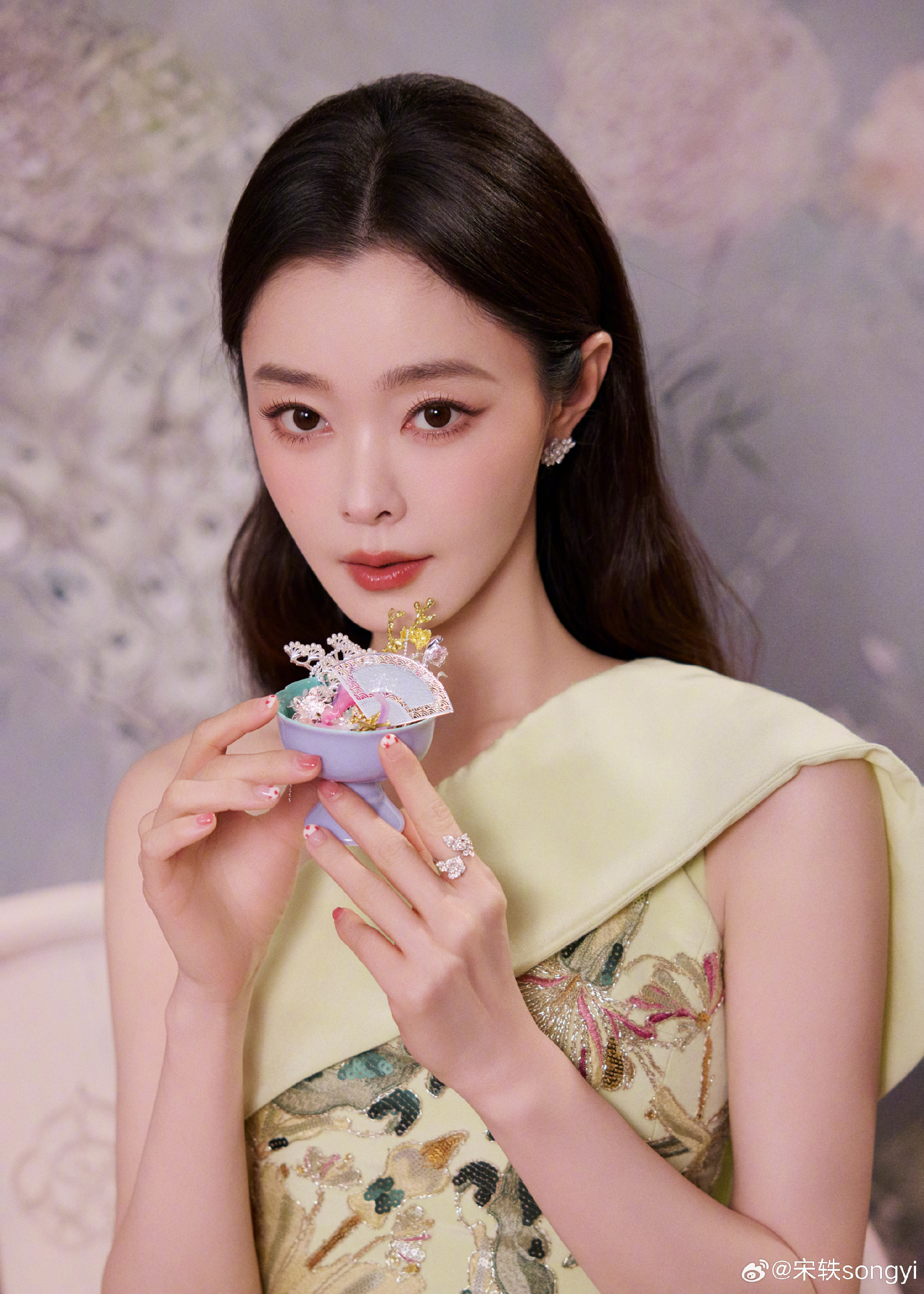 Cặp tình nhân showbiz lạ nhất Valentine: Nhà gái đeo nhẫn ngón áp út - thay 3 ảnh đôi, nhà trai thì im re- Ảnh 6. Cặp tình nhân showbiz lạ nhất Valentine: Nhà gái đeo nhẫn ngón áp út - thay 3 ảnh đôi, nhà trai thì im re- Ảnh 6.