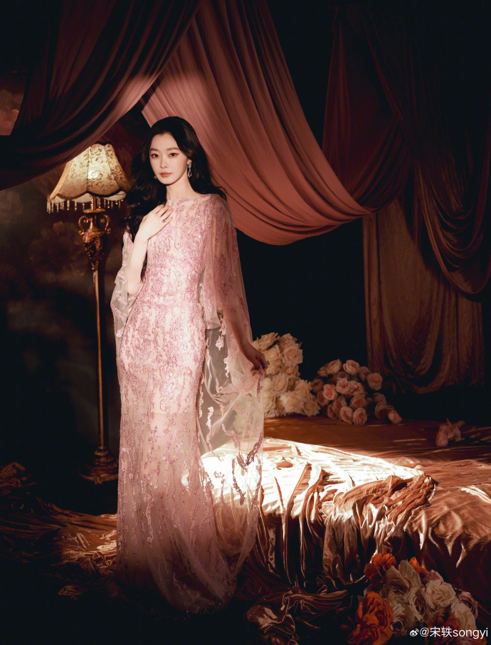 Cặp tình nhân showbiz lạ nhất Valentine: Nhà gái đeo nhẫn ngón áp út - thay 3 ảnh đôi, nhà trai thì im re- Ảnh 3. Cặp tình nhân showbiz lạ nhất Valentine: Nhà gái đeo nhẫn ngón áp út - thay 3 ảnh đôi, nhà trai thì im re- Ảnh 3.