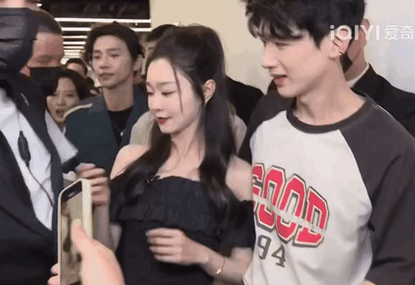 Cặp tình nhân showbiz lạ nhất Valentine: Nhà gái đeo nhẫn ngón áp út - thay 3 ảnh đôi, nhà trai thì im re- Ảnh 9. Cặp tình nhân showbiz lạ nhất Valentine: Nhà gái đeo nhẫn ngón áp út - thay 3 ảnh đôi, nhà trai thì im re- Ảnh 9.