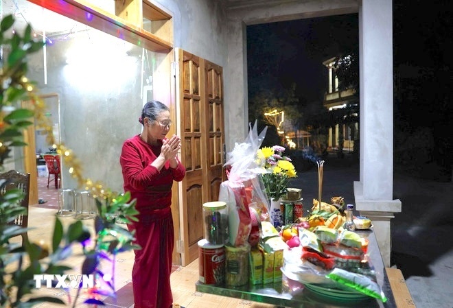 C&uacute;ng giao thừa ngo&agrave;i trời hay trong nh&agrave; trước​?- Ảnh 1.