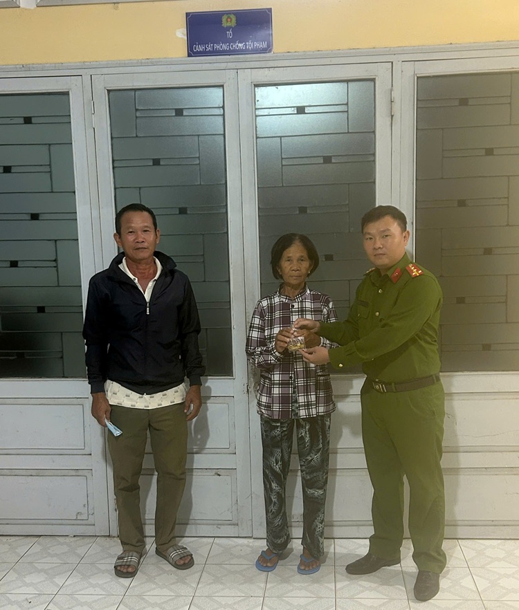 Sau giao dịch tại tiệm v&agrave;ng, người phụ nữ SN 1952 ph&aacute;t hiện mất t&uacute;i chứa to&agrave;n lắc tay, nhẫn v&agrave;ng trị gi&aacute; 200 triệu đồng: C&ocirc;ng an v&agrave;o cuộc truy t&igrave;m- Ảnh 2.