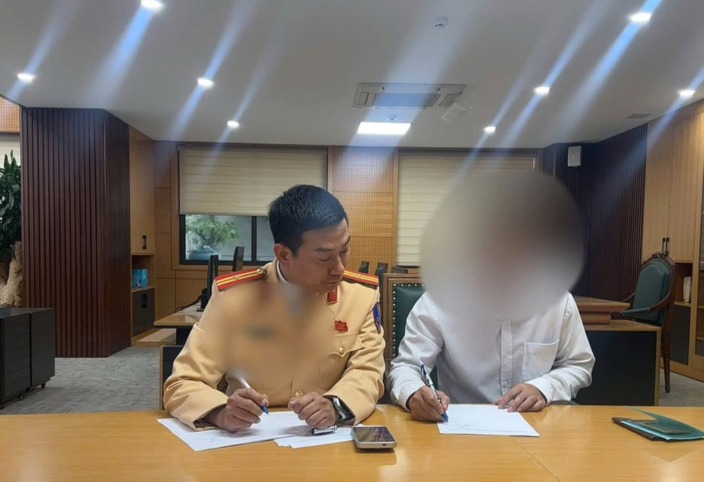 Xử phạt t&agrave;i xế xe biển xanh chở c&agrave;nh đ&agrave;o che lấp biển số- Ảnh 2.