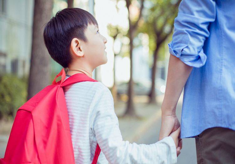 "Bố l&agrave;m việc vất vả thế m&agrave; sao nh&agrave; m&igrave;nh vẫn ngh&egrave;o?" - Người mẹ n&agrave;y đ&atilde; c&oacute; c&acirc;u trả lời hay nhất m&agrave; t&ocirc;i từng nghe- Ảnh 2.