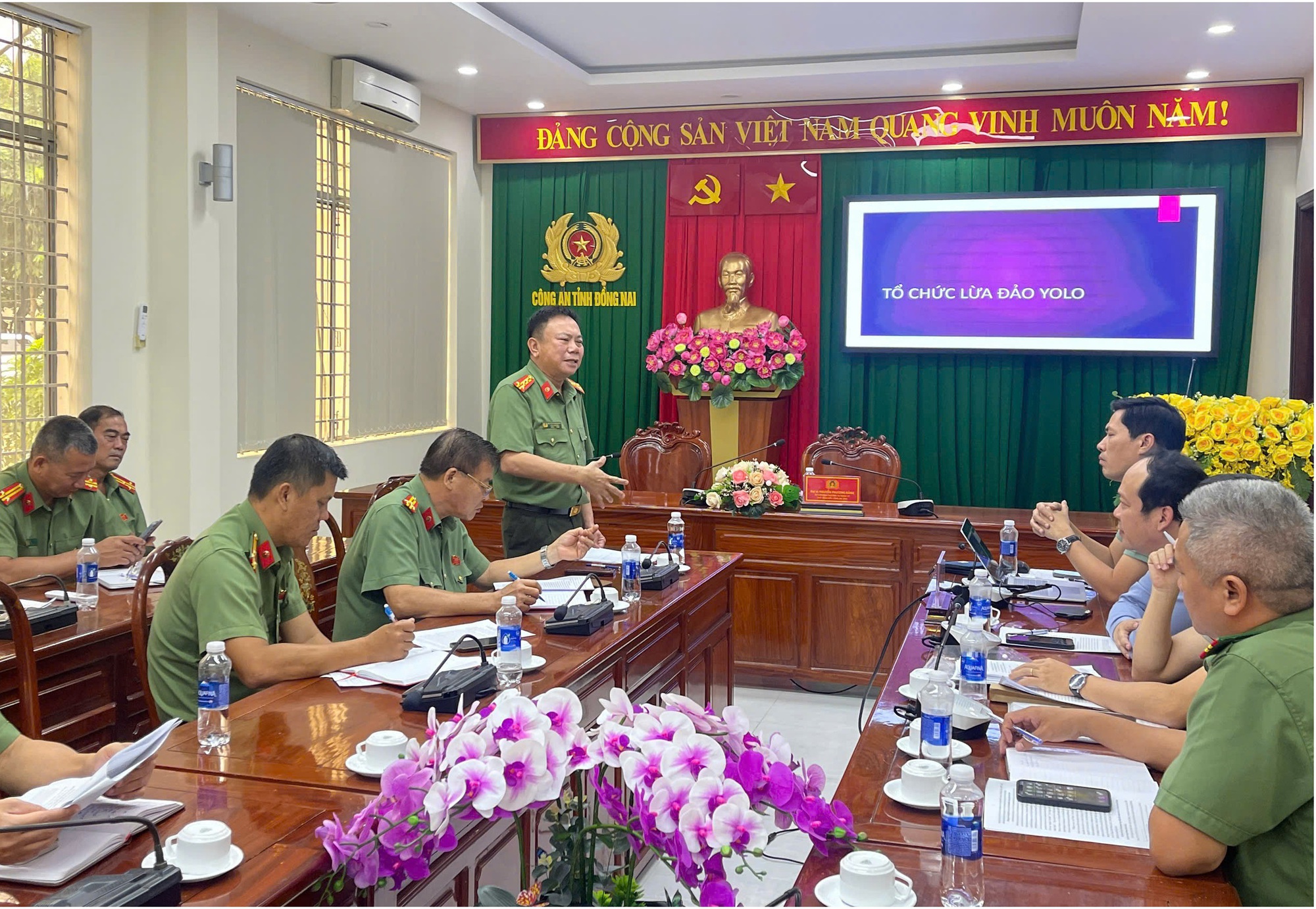 Điều tra dòng tiền qua nhiều lớp tài khoản ngân hàng, quy đổi sang USDT: Hơn 2.500 tỷ đồng bị chiếm đoạt, công an truy bắt 111 đối tượng- Ảnh 1.