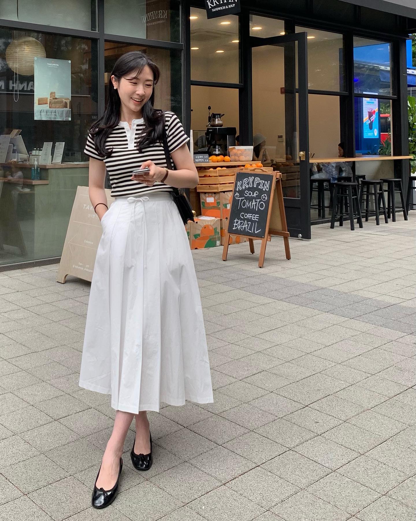 Trang phục m&agrave;u trắng đang 