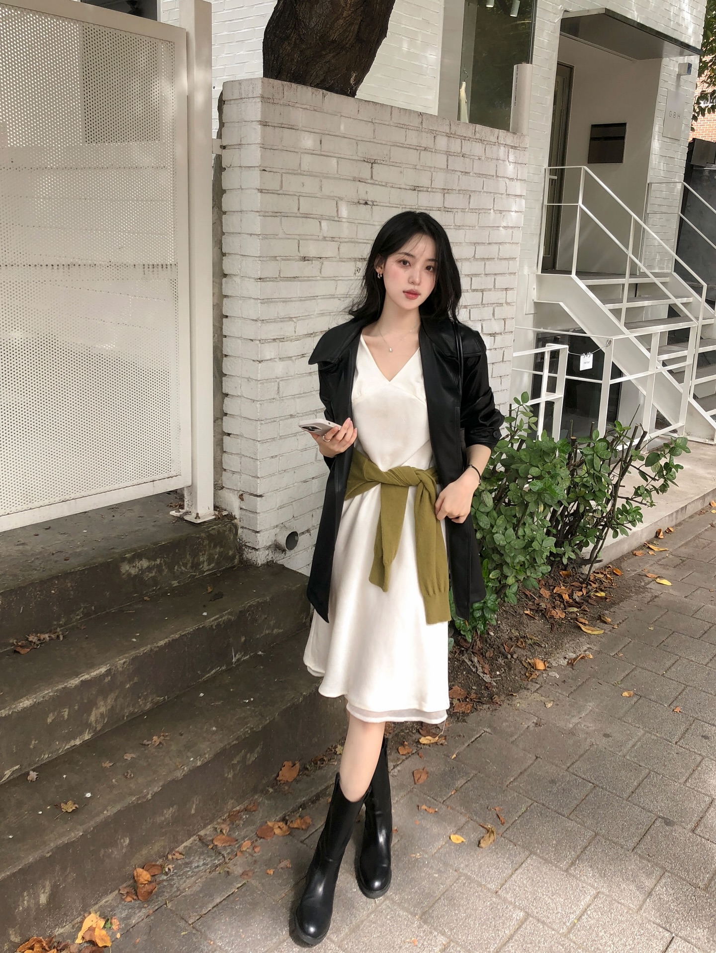 Trang phục m&agrave;u trắng đang 