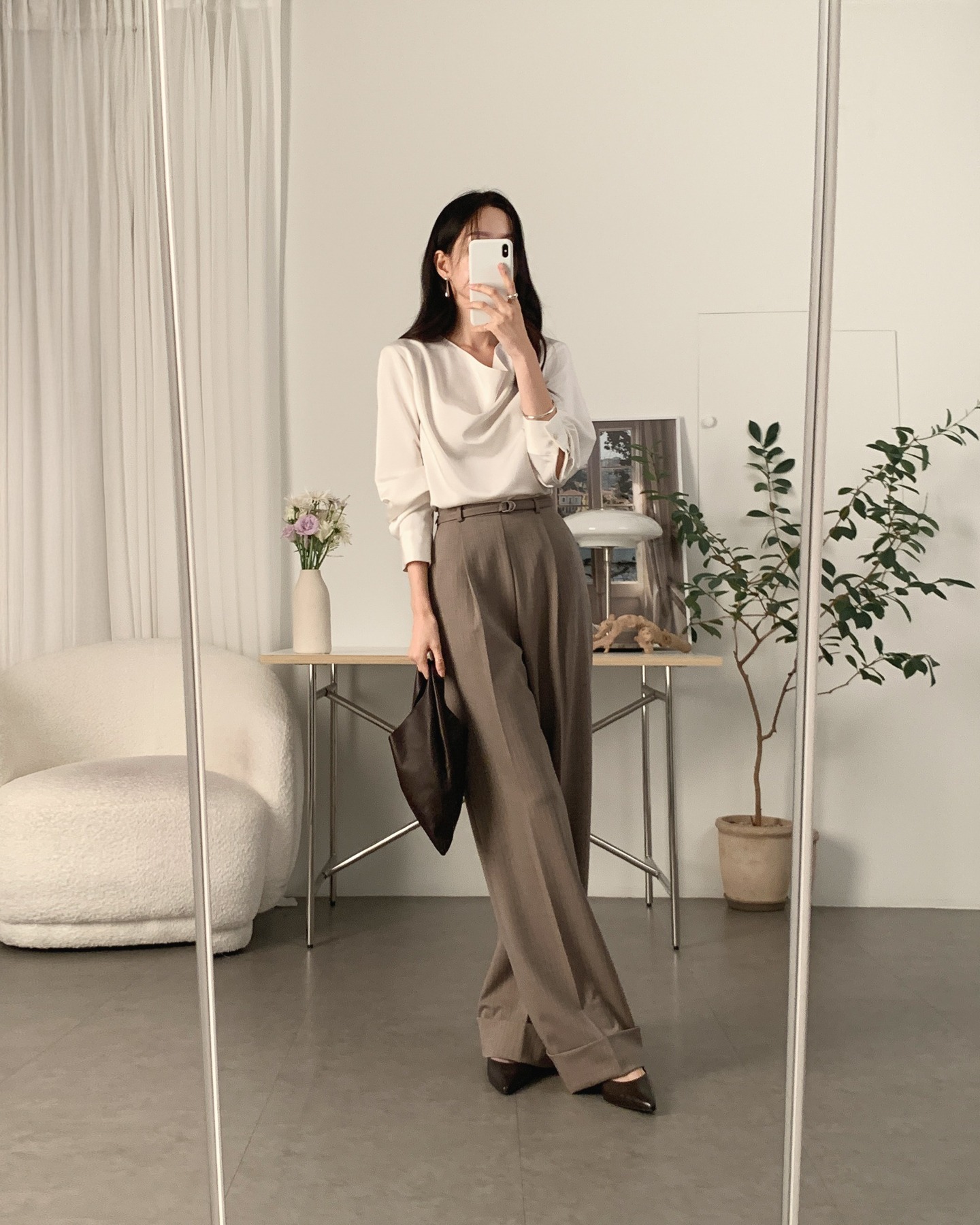 Trang phục m&agrave;u trắng đang 