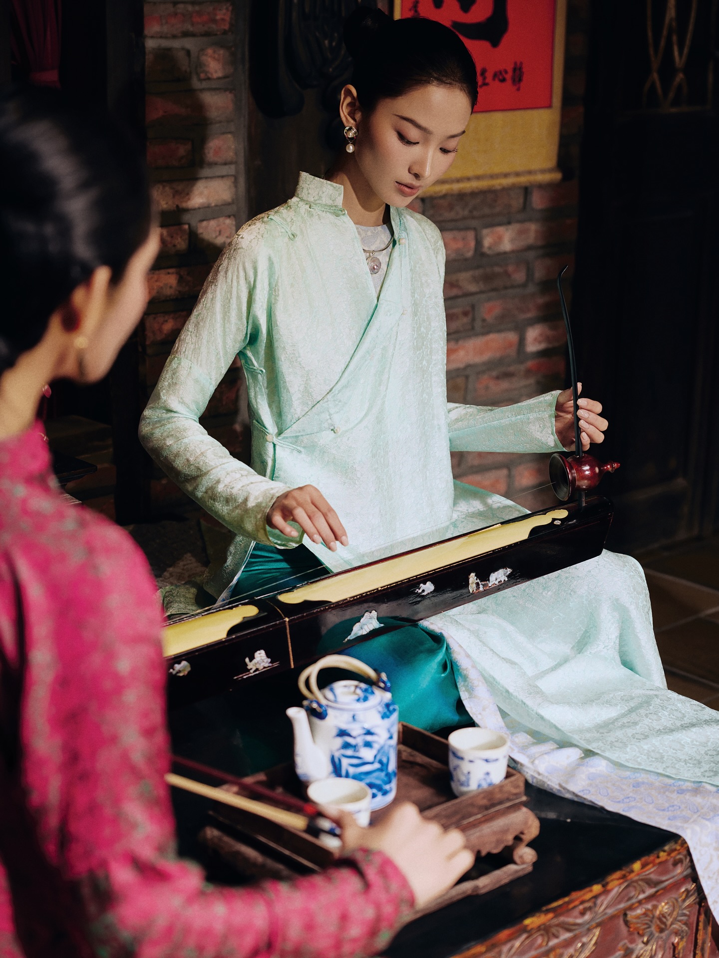 C&oacute; một kiểu &aacute;o d&agrave;i Tết, c&agrave;ng biến tấu lại c&agrave;ng "thị phi"- Ảnh 12.