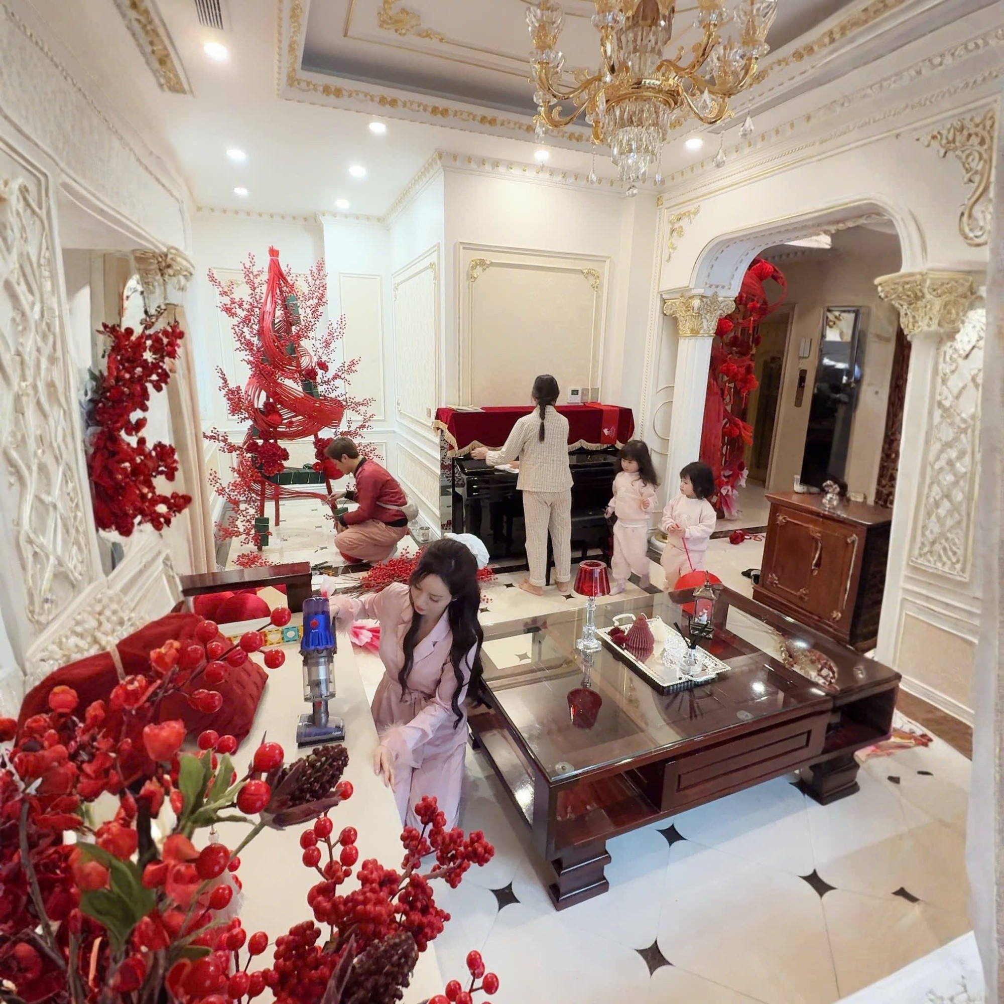 Valentine cũng l&agrave; 27 Tết, hội CEO, ph&uacute; b&agrave; trưng mai - đ&agrave;o - quất ngập biệt thự đọ đẳng cấp: Hoa hồng "thất sủng"?- Ảnh 28.