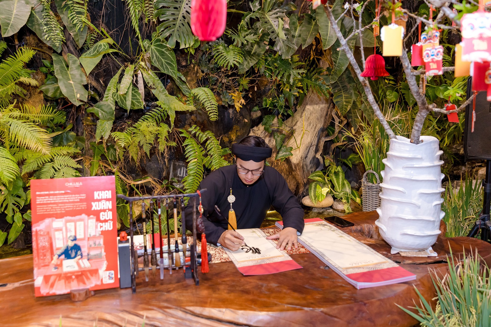 Góc sống ảo "điên đảo" nhất Tết này: Rộng gấp 10 lần quán cà phê thường, vào cửa 0 đồng mà còn được xin chữ ông đồ- Ảnh 5. Góc sống ảo "điên đảo" nhất Tết này: Rộng gấp 10 lần quán cà phê thường, vào cửa 0 đồng mà còn được xin chữ ông đồ- Ảnh 5.