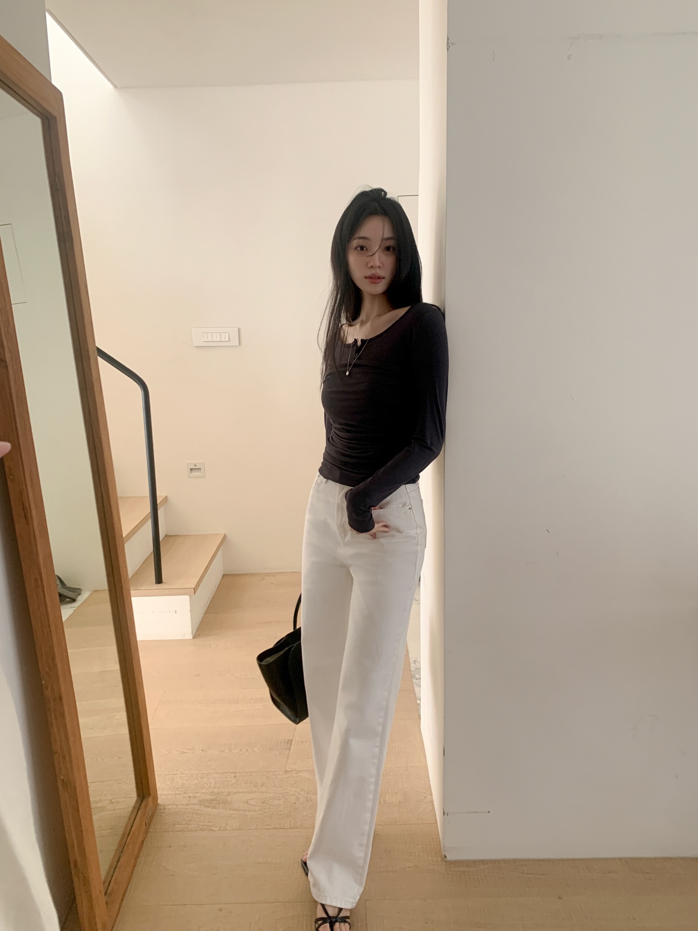 Trang phục m&agrave;u trắng đang 