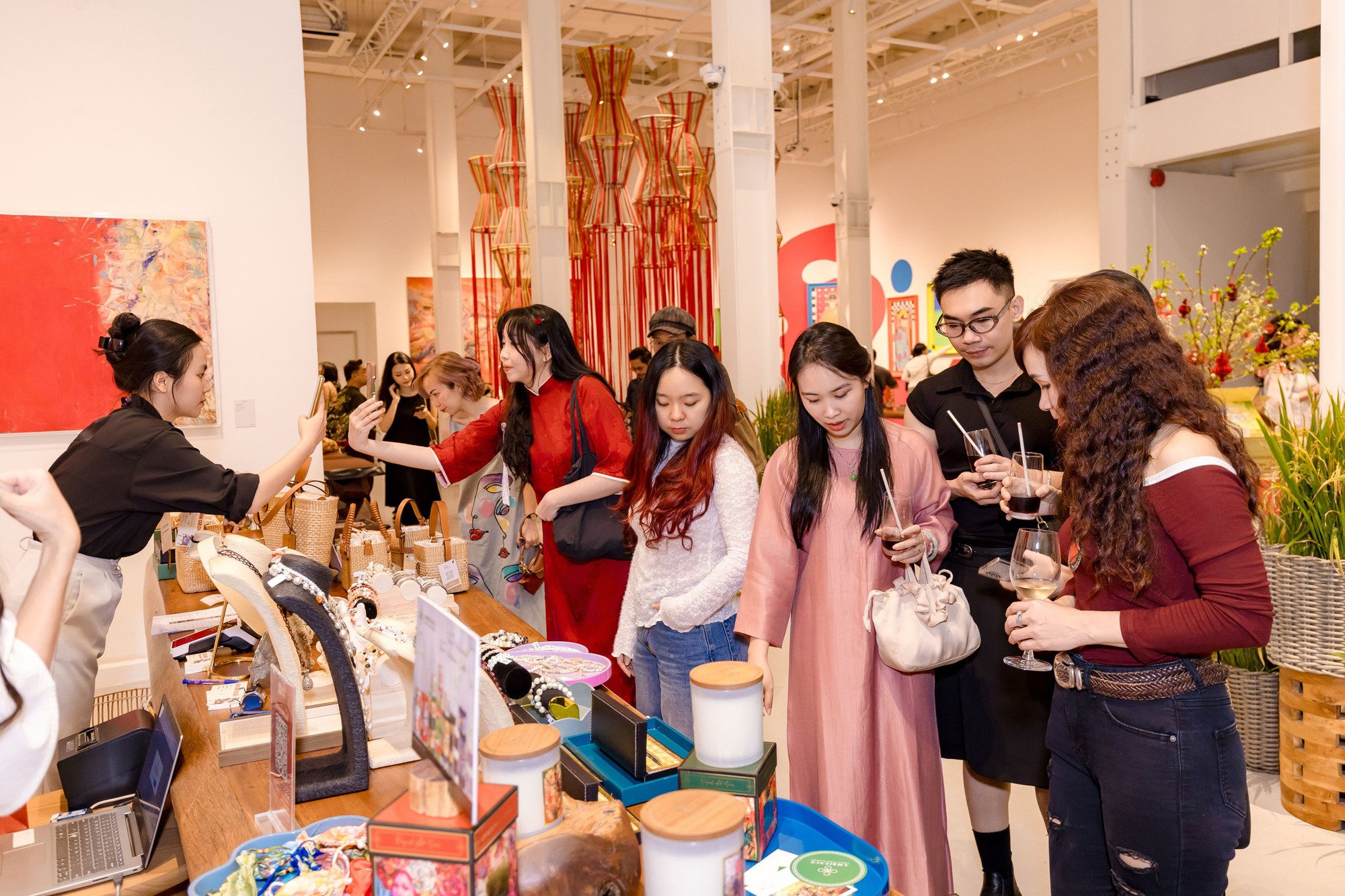 Góc sống ảo "điên đảo" nhất Tết này: Rộng gấp 10 lần quán cà phê thường, vào cửa 0 đồng mà còn được xin chữ ông đồ- Ảnh 9. Góc sống ảo "điên đảo" nhất Tết này: Rộng gấp 10 lần quán cà phê thường, vào cửa 0 đồng mà còn được xin chữ ông đồ- Ảnh 9.