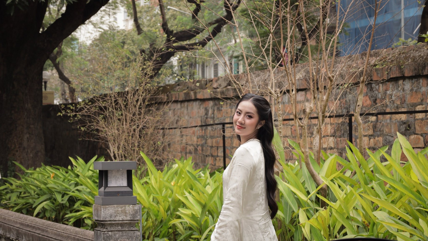 D&agrave;n hoa, &aacute; hậu khoe d&aacute;ng với &aacute;o d&agrave;i Tết- Ảnh 3.