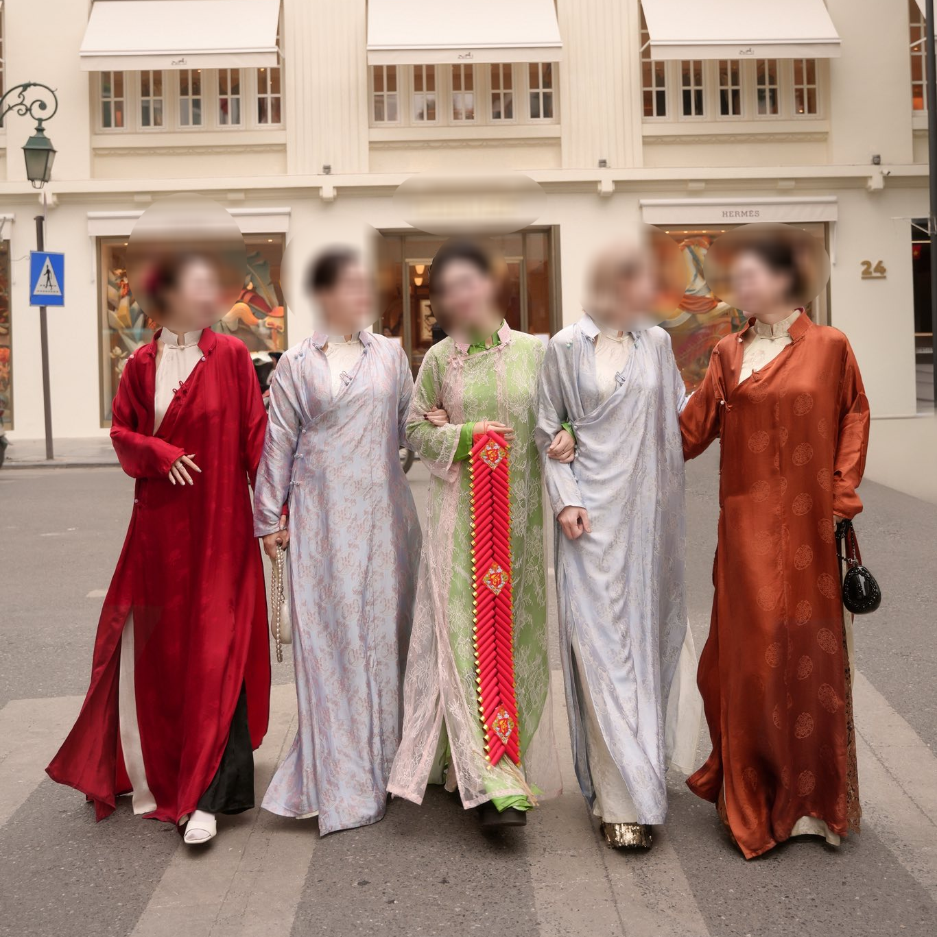 C&oacute; một kiểu &aacute;o d&agrave;i Tết, c&agrave;ng biến tấu lại c&agrave;ng 