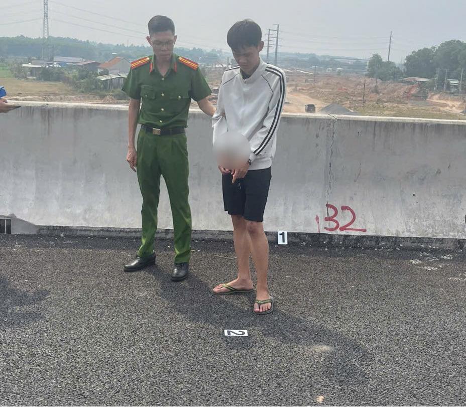 Nam thanh ni&ecirc;n d&ugrave;ng dao khống chế, 2 lần thực hiện h&agrave;nh vi đồi bại với b&eacute; g&aacute;i ngay tr&ecirc;n đường đi học về- Ảnh 2.