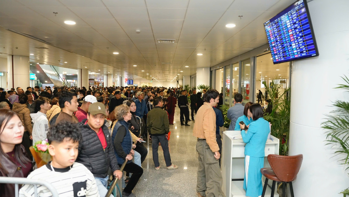 S&acirc;n bay Nội B&agrave;i đ&ocirc;ng nghịt- Ảnh 4.