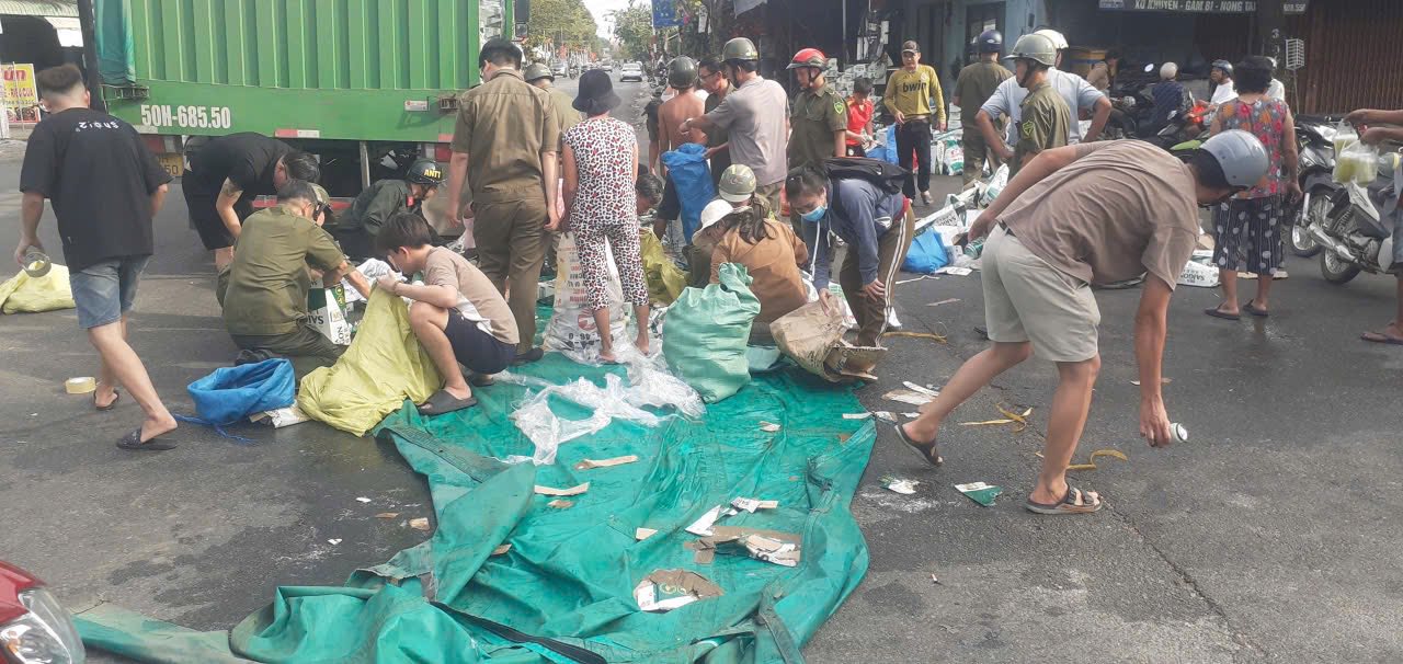 Ng&agrave;y cuối năm, c&ocirc;ng an x&atilde; chia sẻ 10 bức ảnh chụp người d&acirc;n khiến MXH x&ocirc;n xao- Ảnh 2.