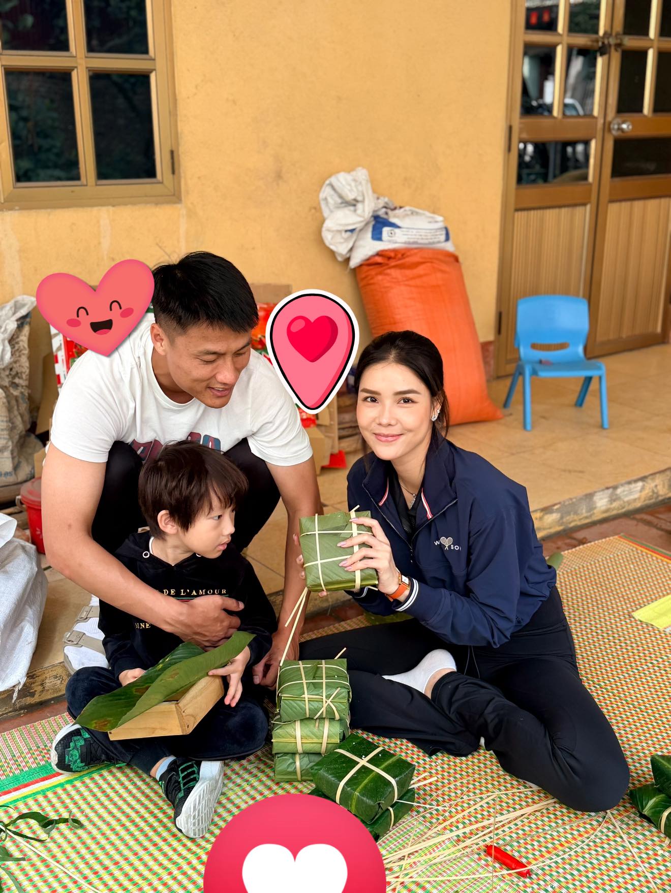 Mạc Hồng Qu&acirc;n - Kỳ H&acirc;n về qu&ecirc; g&oacute;i b&aacute;nh chưng rộn r&agrave;ng, nh&igrave;n l&agrave; thấy Tết: N&agrave;ng WAG mặt mộc vẫn chiếm 