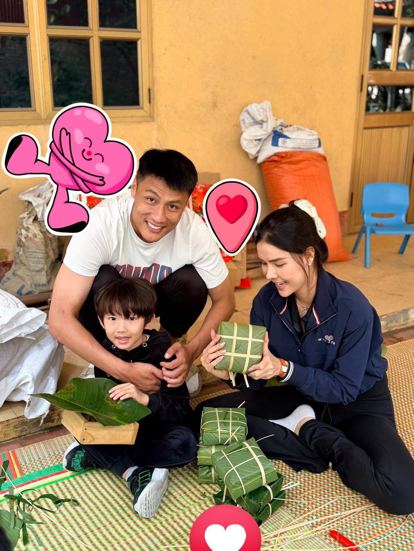 Mạc Hồng Qu&acirc;n - Kỳ H&acirc;n về qu&ecirc; g&oacute;i b&aacute;nh chưng rộn r&agrave;ng, nh&igrave;n l&agrave; thấy Tết: N&agrave;ng WAG mặt mộc vẫn chiếm 