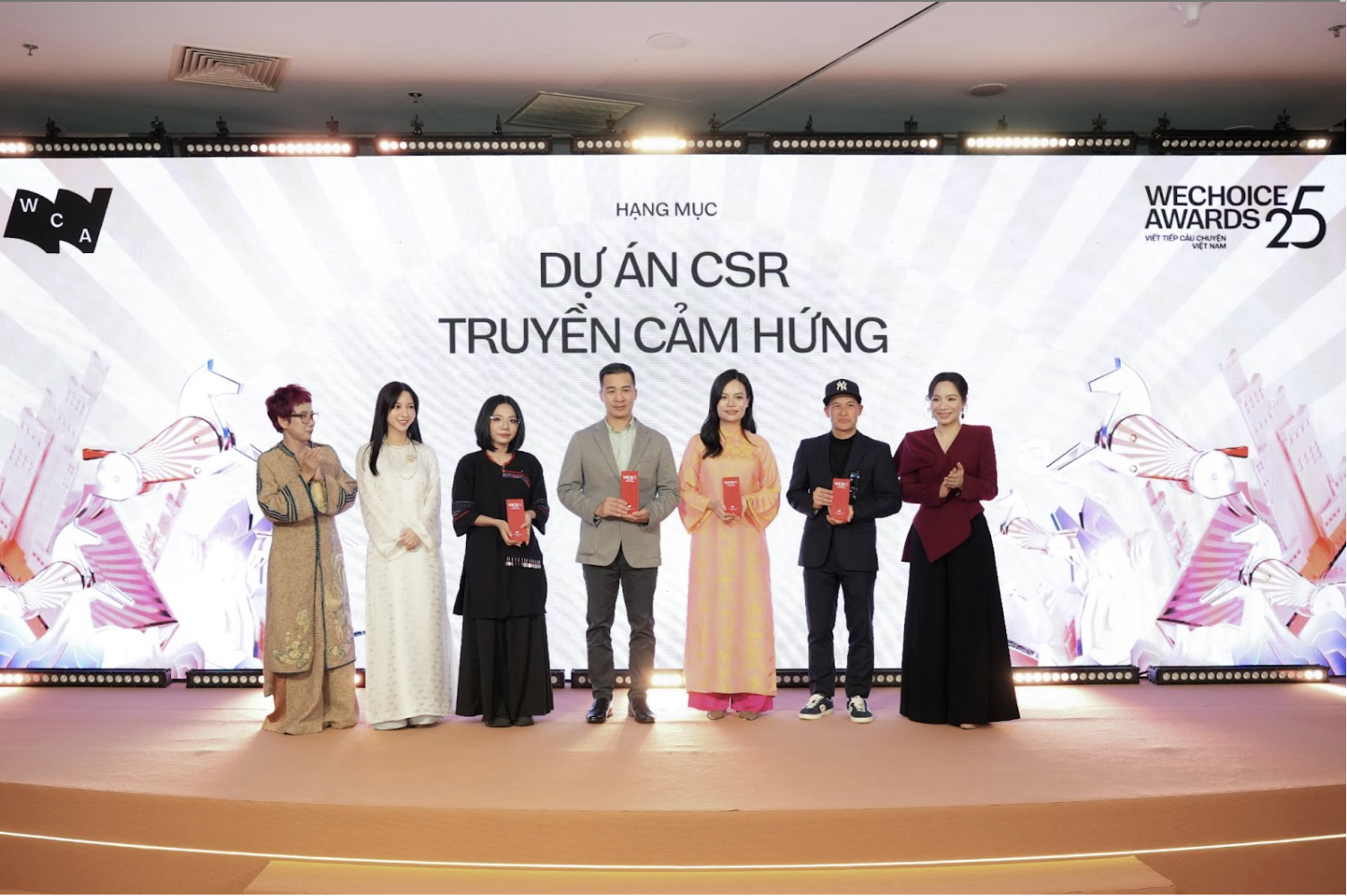 Vươn tầm, tử tế và bền vững: Doanh nghiệp cùng viết tiếp câu chuyện Việt Nam tại Gala WeChoice Awards 2025- Ảnh 8. Vươn tầm, tử tế và bền vững: Doanh nghiệp cùng viết tiếp câu chuyện Việt Nam tại Gala WeChoice Awards 2025- Ảnh 8.