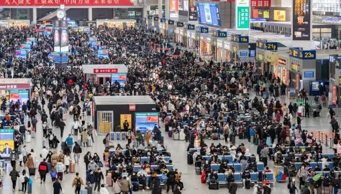 Bức tranh Xu&acirc;n vận: To&agrave;n cảnh cuộc "đại di d&acirc;n" Tết Nguy&ecirc;n đ&aacute;n tại Trung Quốc với kỷ lục 9,5 tỷ lượt đi lại- Ảnh 1.