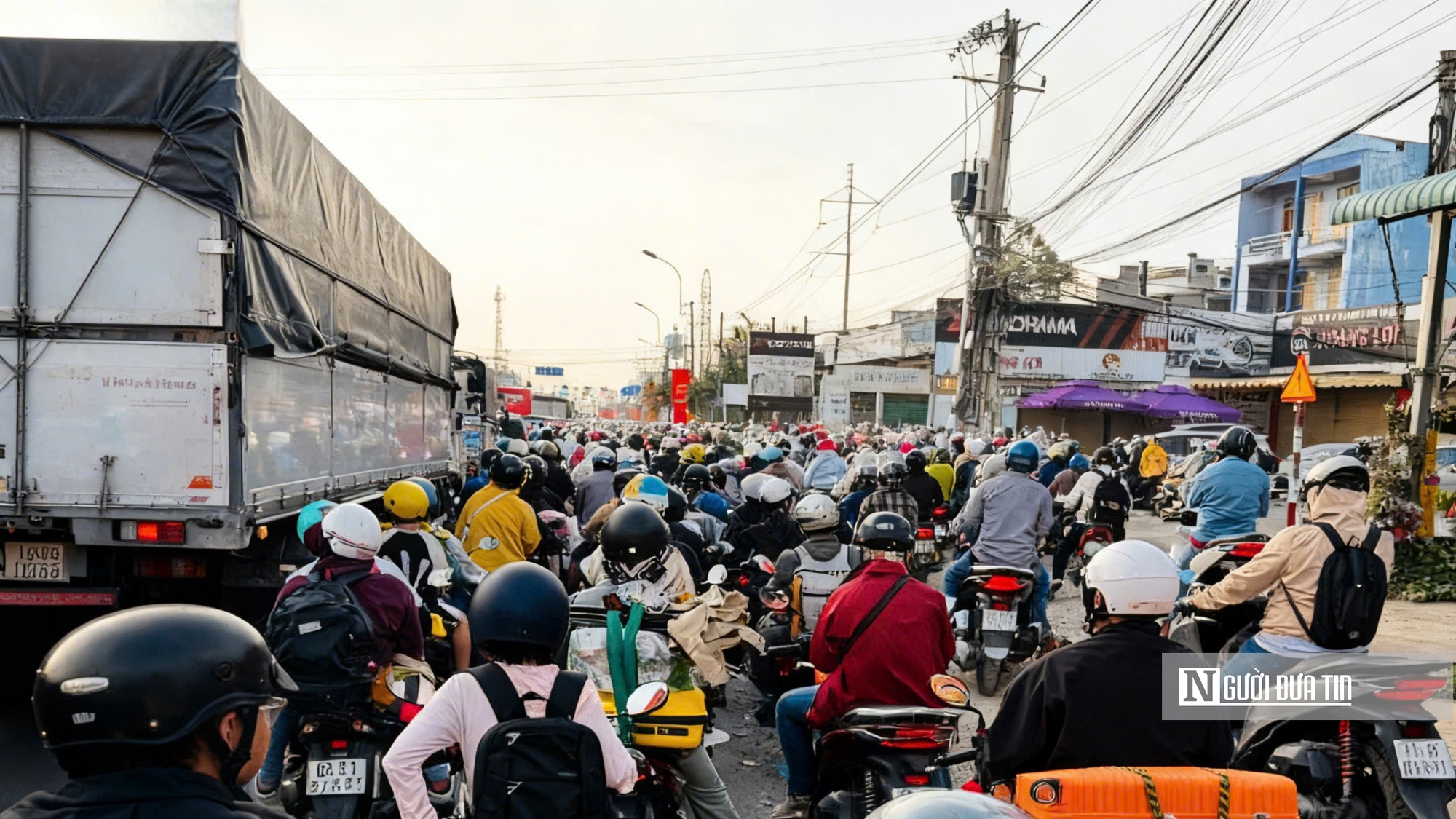 D&ograve;ng xe nối d&agrave;i về qu&ecirc;, ai cũng chỉ mong kịp bữa cơm sum họp- Ảnh 2.