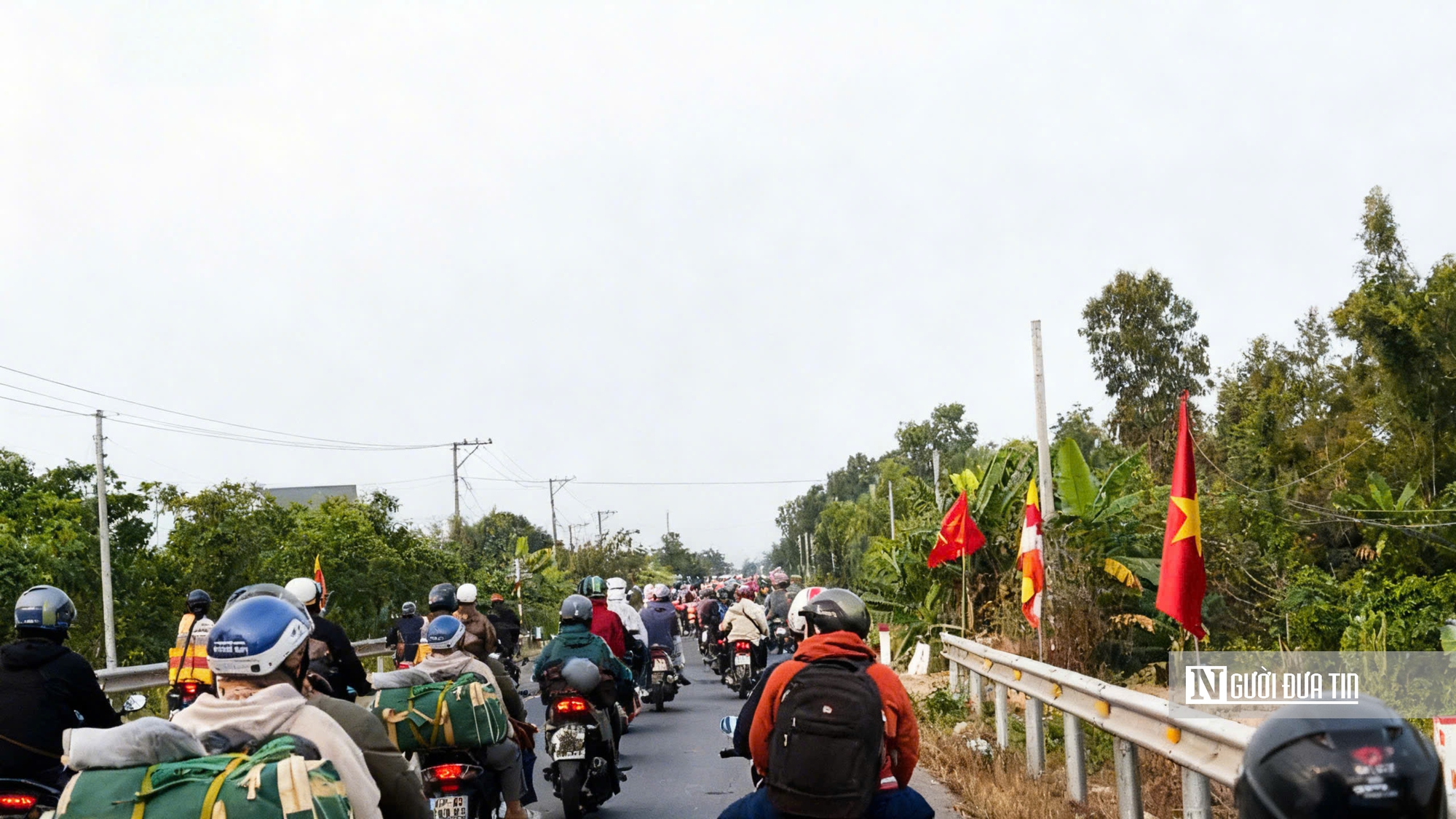 D&ograve;ng xe nối d&agrave;i về qu&ecirc;, ai cũng chỉ mong kịp bữa cơm sum họp- Ảnh 3.