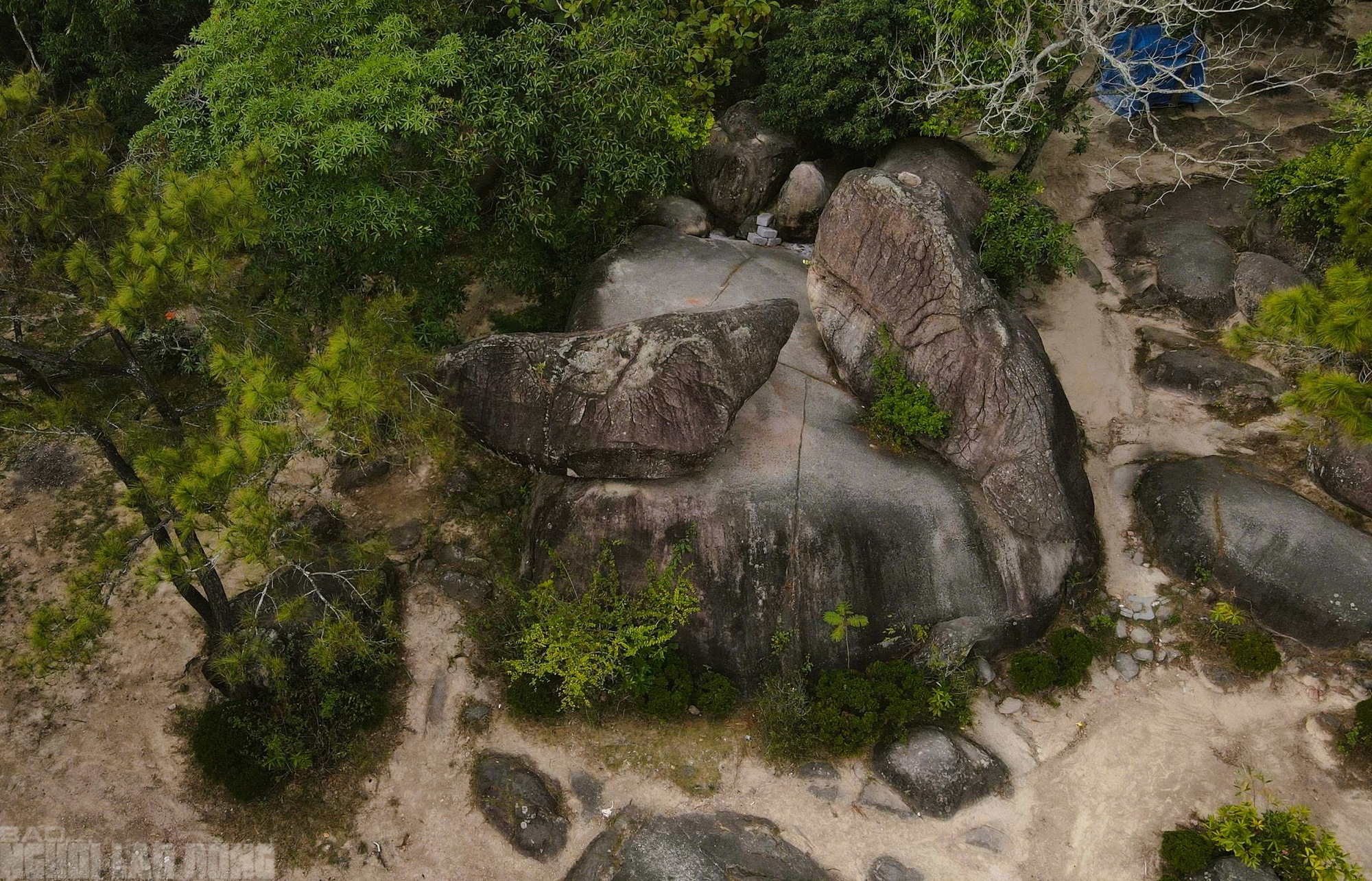 Hai tảng đ&aacute; "khổng lồ" tr&ecirc;n đỉnh n&uacute;i ở Thanh H&oacute;a - biểu tượng cho mối t&igrave;nh thủy chung - Ảnh 3.