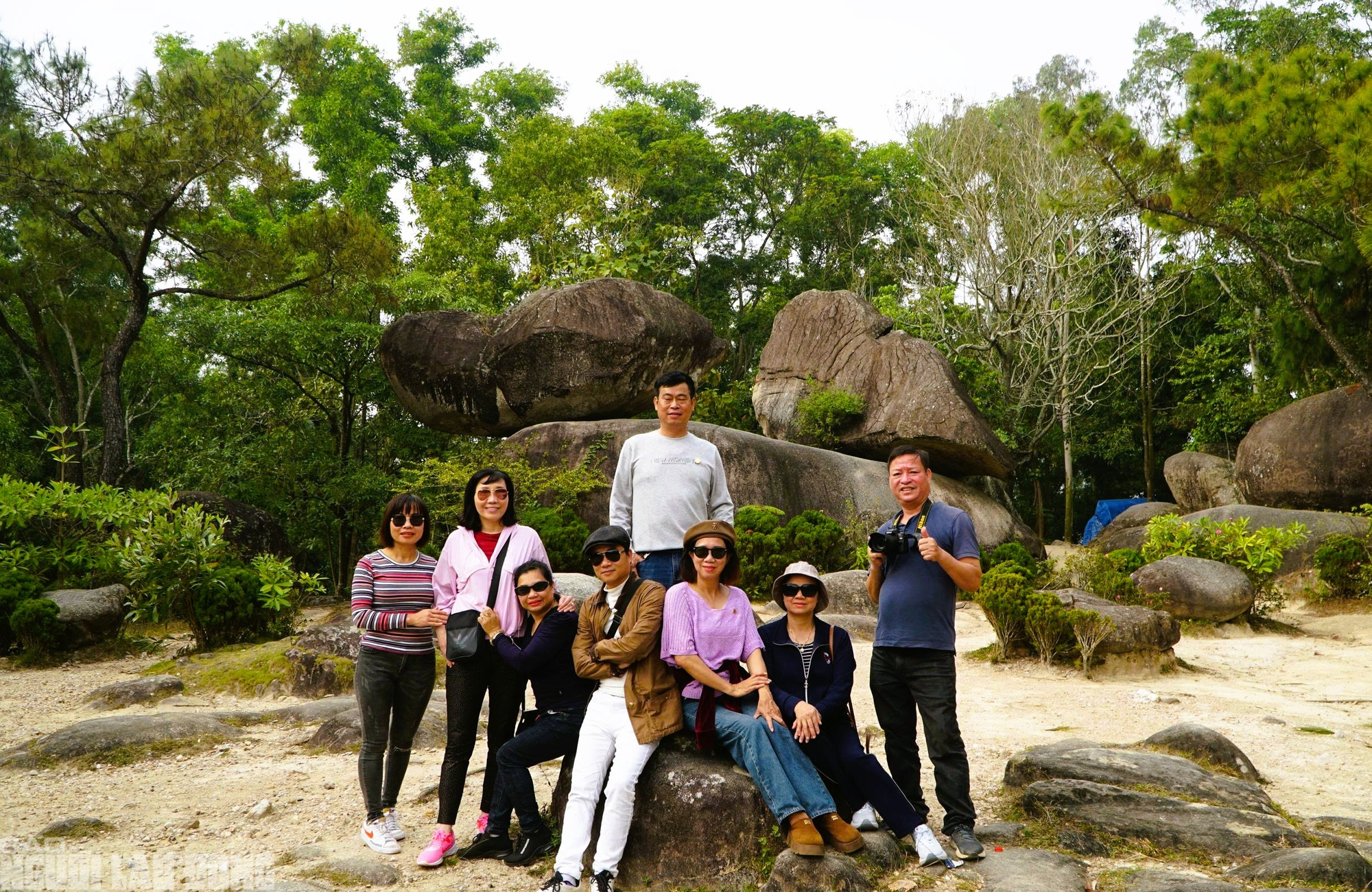 Hai tảng đ&aacute; "khổng lồ" tr&ecirc;n đỉnh n&uacute;i ở Thanh H&oacute;a - biểu tượng cho mối t&igrave;nh thủy chung - Ảnh 7.