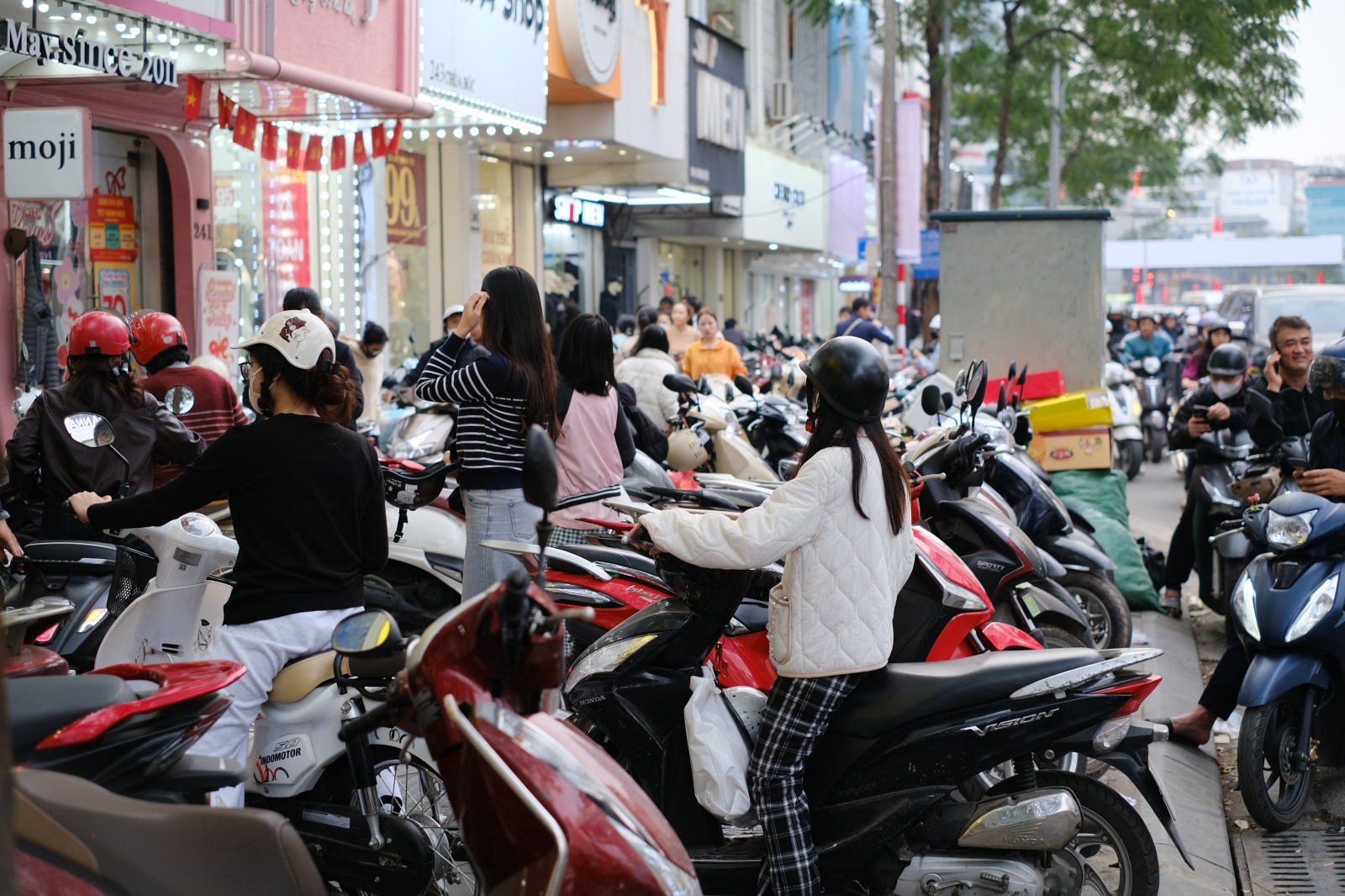 Cảnh tượng kh&oacute; tin tại nhiều cửa h&agrave;ng thời trang ở H&agrave; Nội l&uacute;c 23h đ&ecirc;m 26 Tết- Ảnh 3.