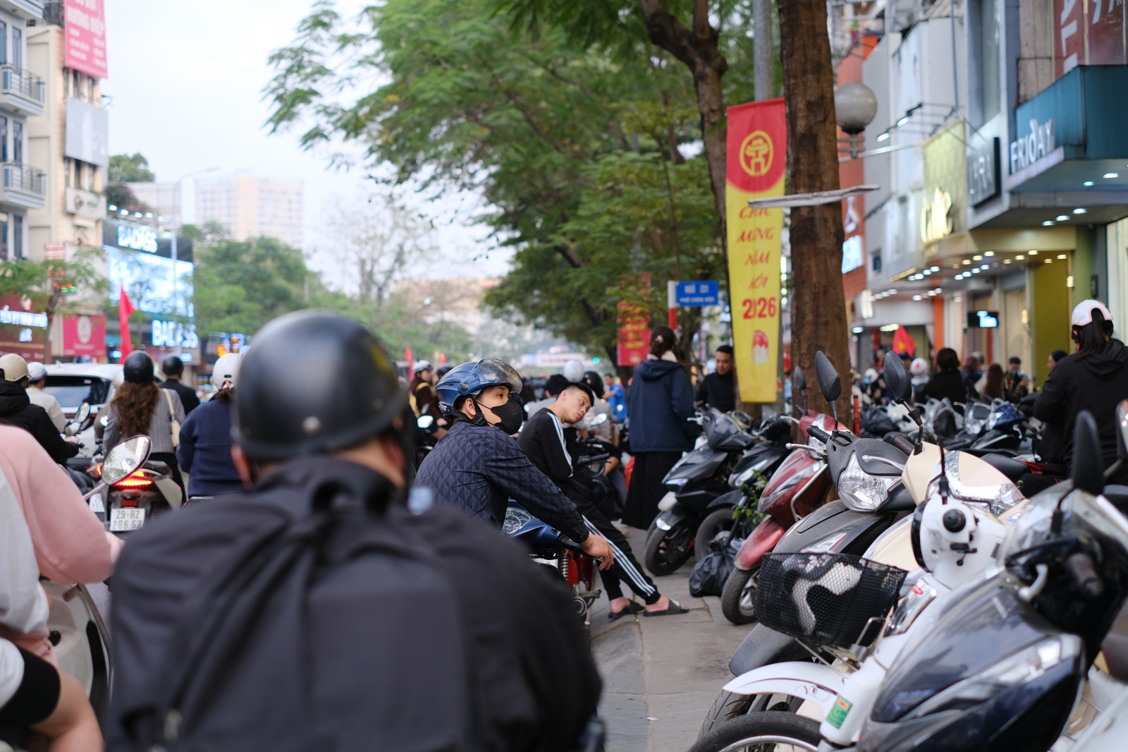 Cảnh tượng kh&oacute; tin tại nhiều cửa h&agrave;ng thời trang ở H&agrave; Nội l&uacute;c 23h đ&ecirc;m 26 Tết- Ảnh 4.