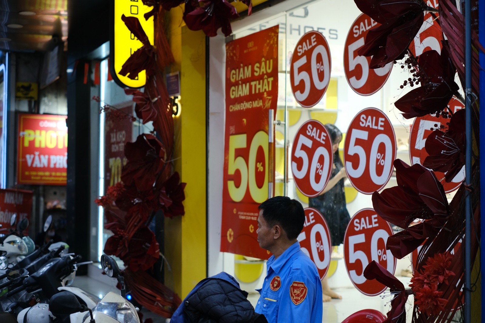 Cảnh tượng kh&oacute; tin tại nhiều cửa h&agrave;ng thời trang ở H&agrave; Nội l&uacute;c 23h đ&ecirc;m 26 Tết- Ảnh 2.