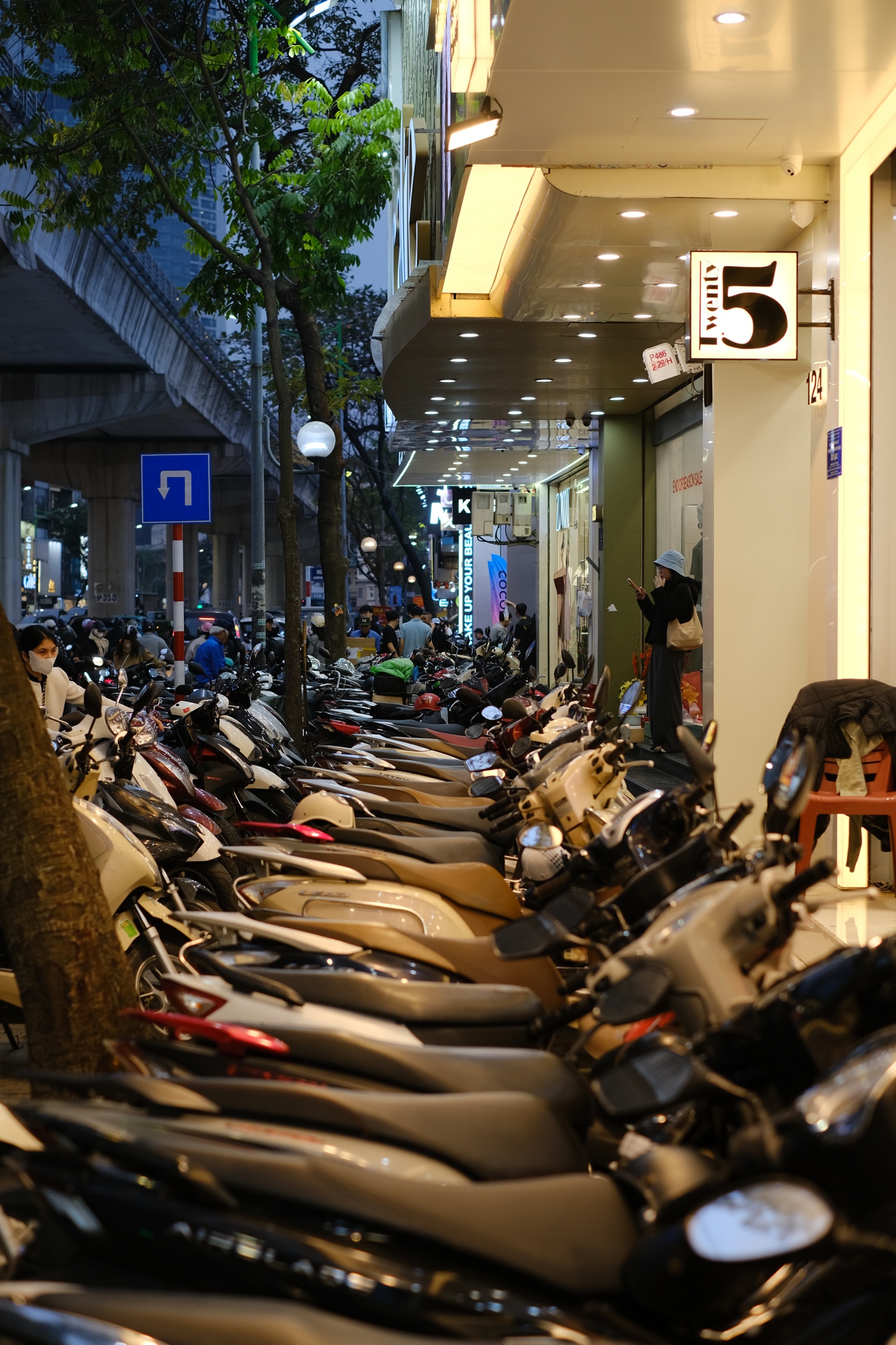 Cảnh tượng kh&oacute; tin tại nhiều cửa h&agrave;ng thời trang ở H&agrave; Nội l&uacute;c 23h đ&ecirc;m 26 Tết- Ảnh 7.