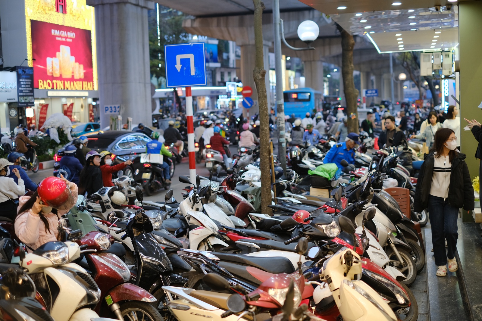 Cảnh tượng kh&oacute; tin tại nhiều cửa h&agrave;ng thời trang ở H&agrave; Nội l&uacute;c 23h đ&ecirc;m 26 Tết- Ảnh 9.