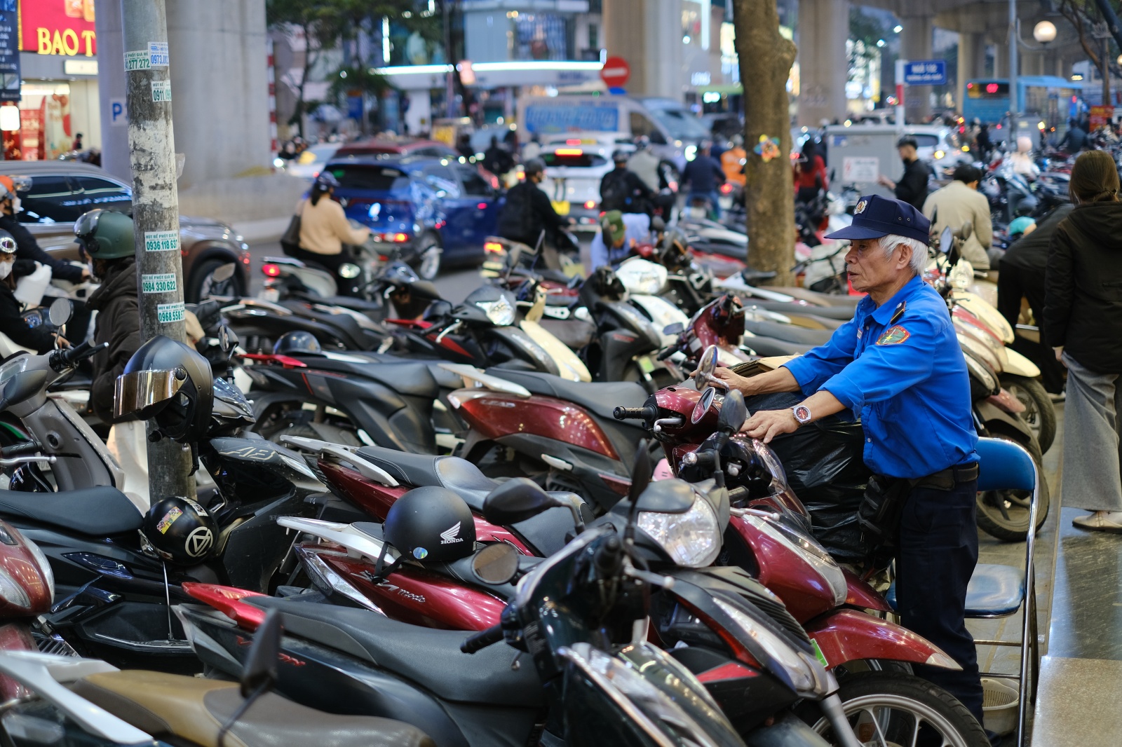 Cảnh tượng kh&oacute; tin tại nhiều cửa h&agrave;ng thời trang ở H&agrave; Nội l&uacute;c 23h đ&ecirc;m 26 Tết- Ảnh 6.