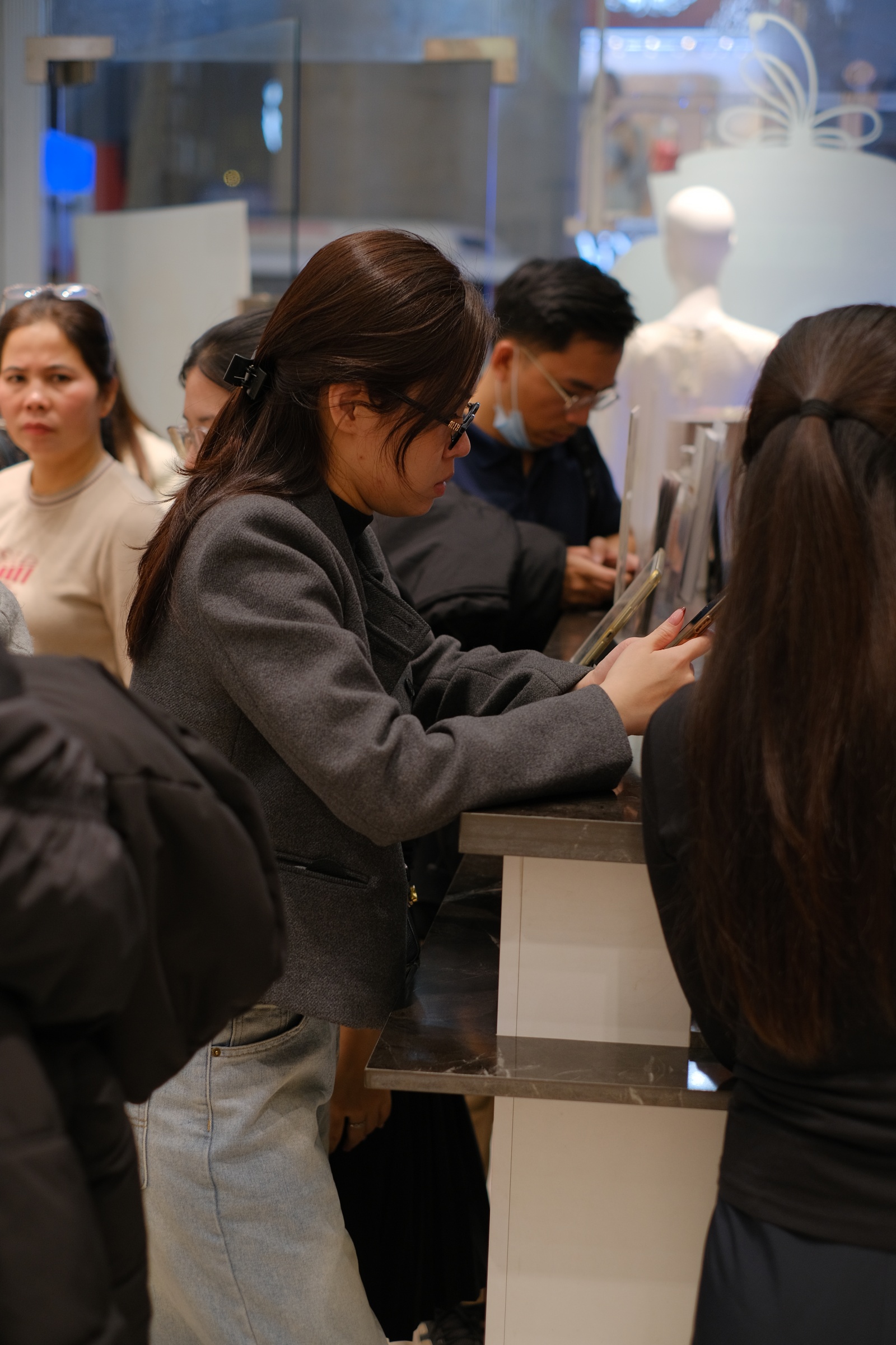 Cảnh tượng kh&oacute; tin tại nhiều cửa h&agrave;ng thời trang ở H&agrave; Nội l&uacute;c 23h đ&ecirc;m 26 Tết- Ảnh 10.