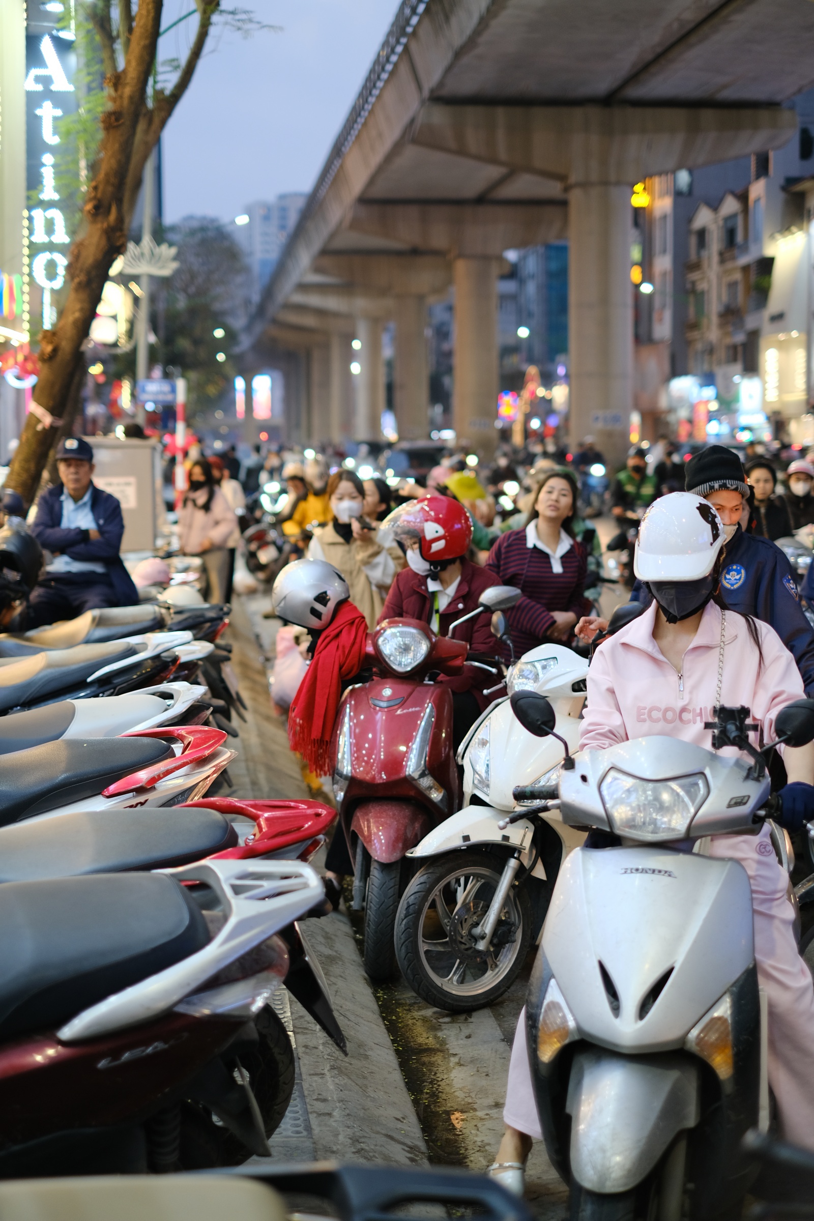 Cảnh tượng kh&oacute; tin tại nhiều cửa h&agrave;ng thời trang ở H&agrave; Nội l&uacute;c 23h đ&ecirc;m 26 Tết- Ảnh 5.