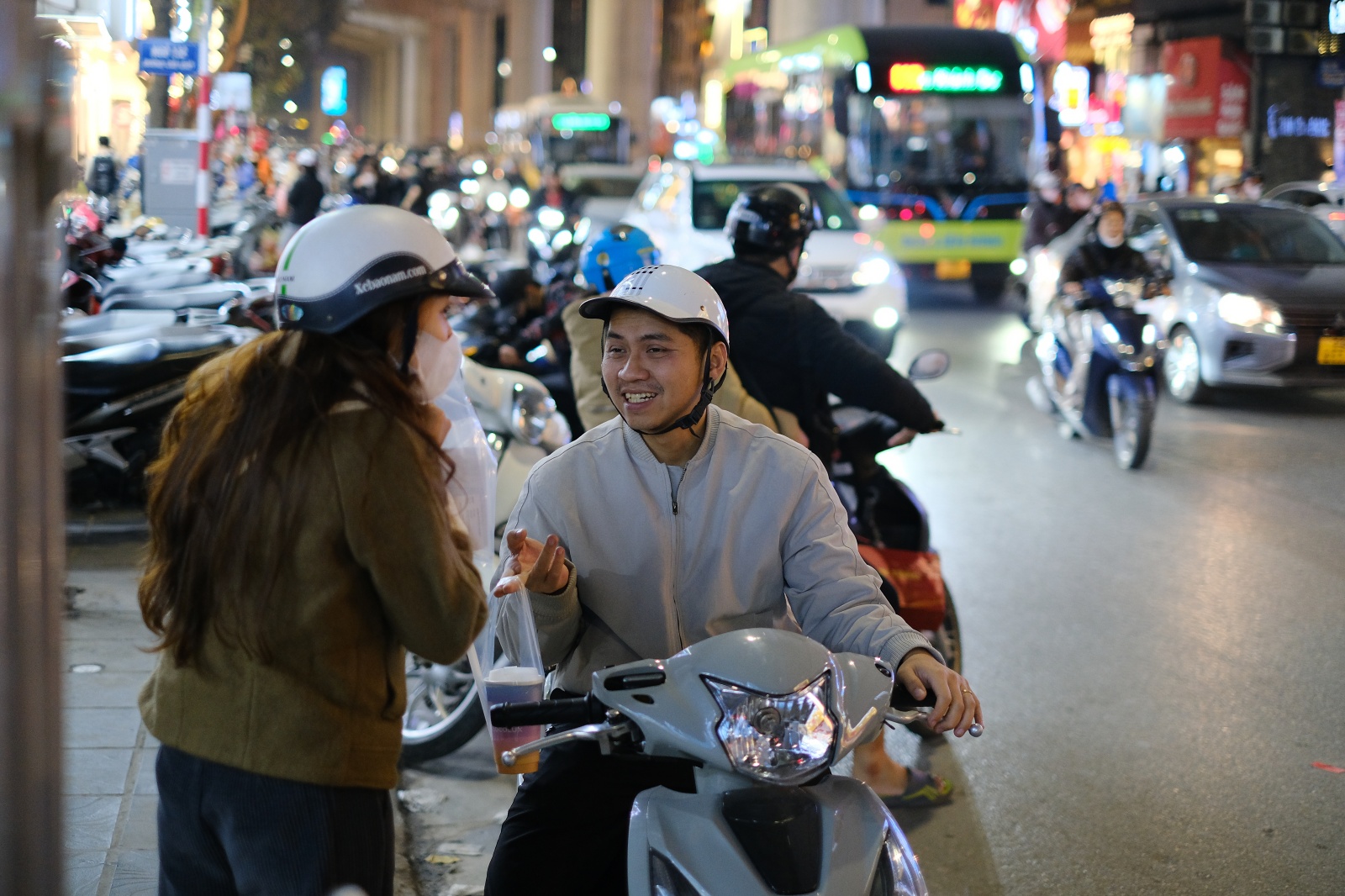 Cảnh tượng kh&oacute; tin tại nhiều cửa h&agrave;ng thời trang ở H&agrave; Nội l&uacute;c 23h đ&ecirc;m 26 Tết- Ảnh 11.