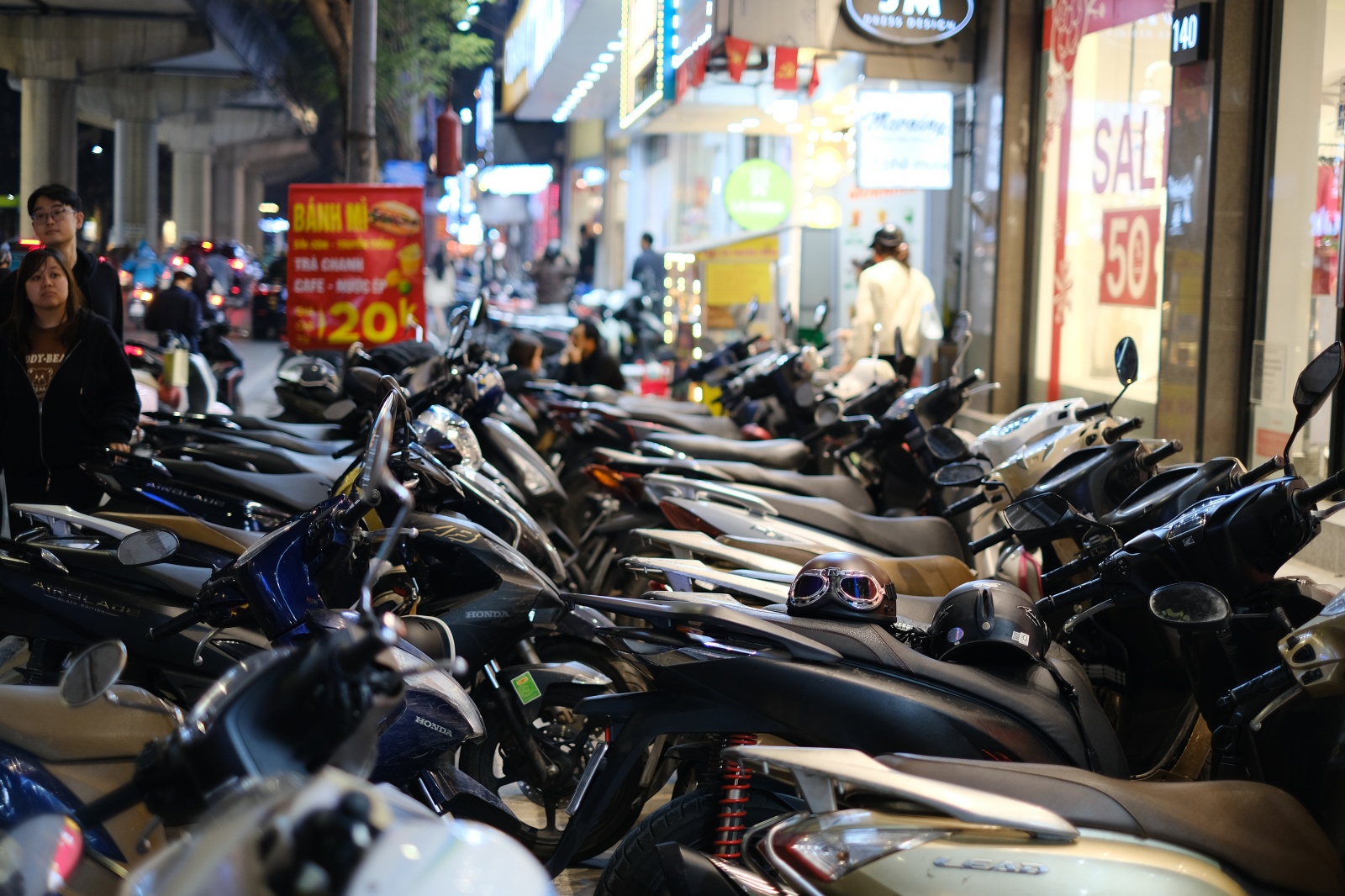 Cảnh tượng kh&oacute; tin tại nhiều cửa h&agrave;ng thời trang ở H&agrave; Nội l&uacute;c 23h đ&ecirc;m 26 Tết- Ảnh 8.