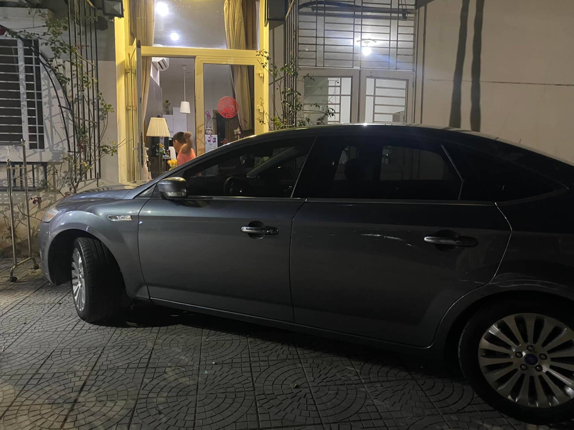 Nh&agrave; h&agrave;ng x&oacute;m to&agrave;n xe sang về Tết, c&ograve;n mỉa mai t&ocirc;i &ldquo;v&ocirc; ph&uacute;c&rdquo;, thế m&agrave; thấy con d&acirc;u t&ocirc;i xuất hiện mặt họ t&aacute;i m&eacute;t, kh&ocirc;ng d&aacute;m khoe khoang- Ảnh 1.