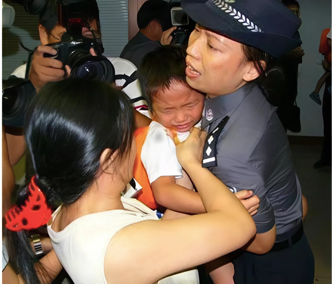 Cậu b&eacute; ăn xin ở ch&acirc;n cầu vượt nhận một người phụ nữ l&agrave; mẹ nhưng đối phương chối đ&acirc;y đẩy, cảnh s&aacute;t quả quyết: "Chị l&agrave;m rất đ&uacute;ng"- Ảnh 2.