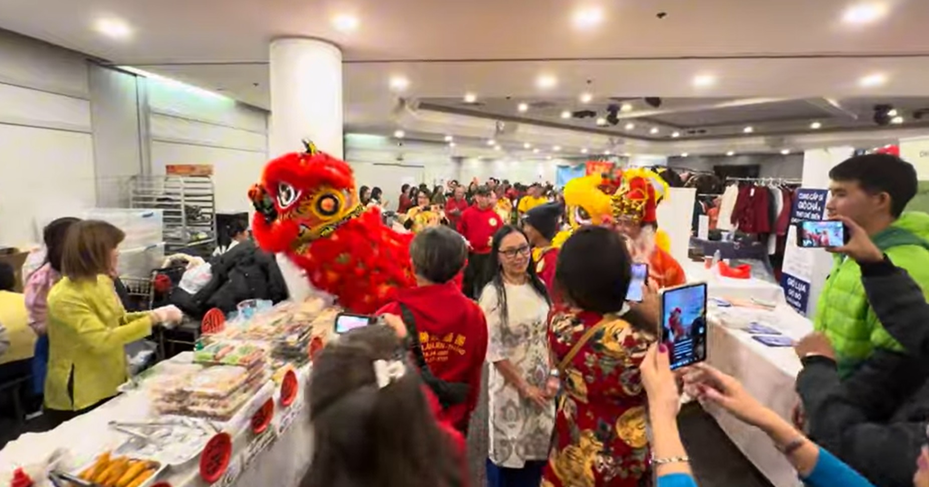 Sắc xu&acirc;n rạng rỡ trong những hội chợ Tết Việt nơi xứ người- Ảnh 8.