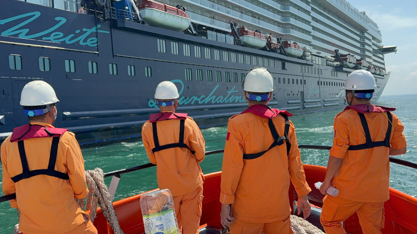 Cứu du kh&aacute;ch nước ngo&agrave;i nguy kịch tr&ecirc;n biển ng&agrave;y 27 Tết- Ảnh 1.