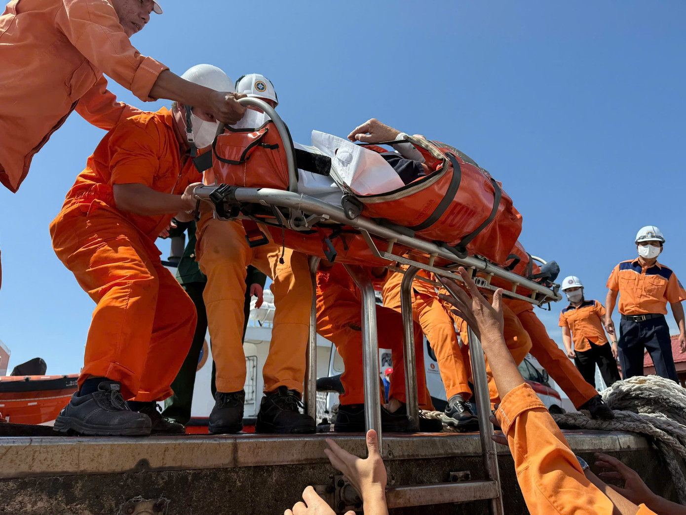 Cứu du kh&aacute;ch nước ngo&agrave;i nguy kịch tr&ecirc;n biển ng&agrave;y 27 Tết- Ảnh 2.