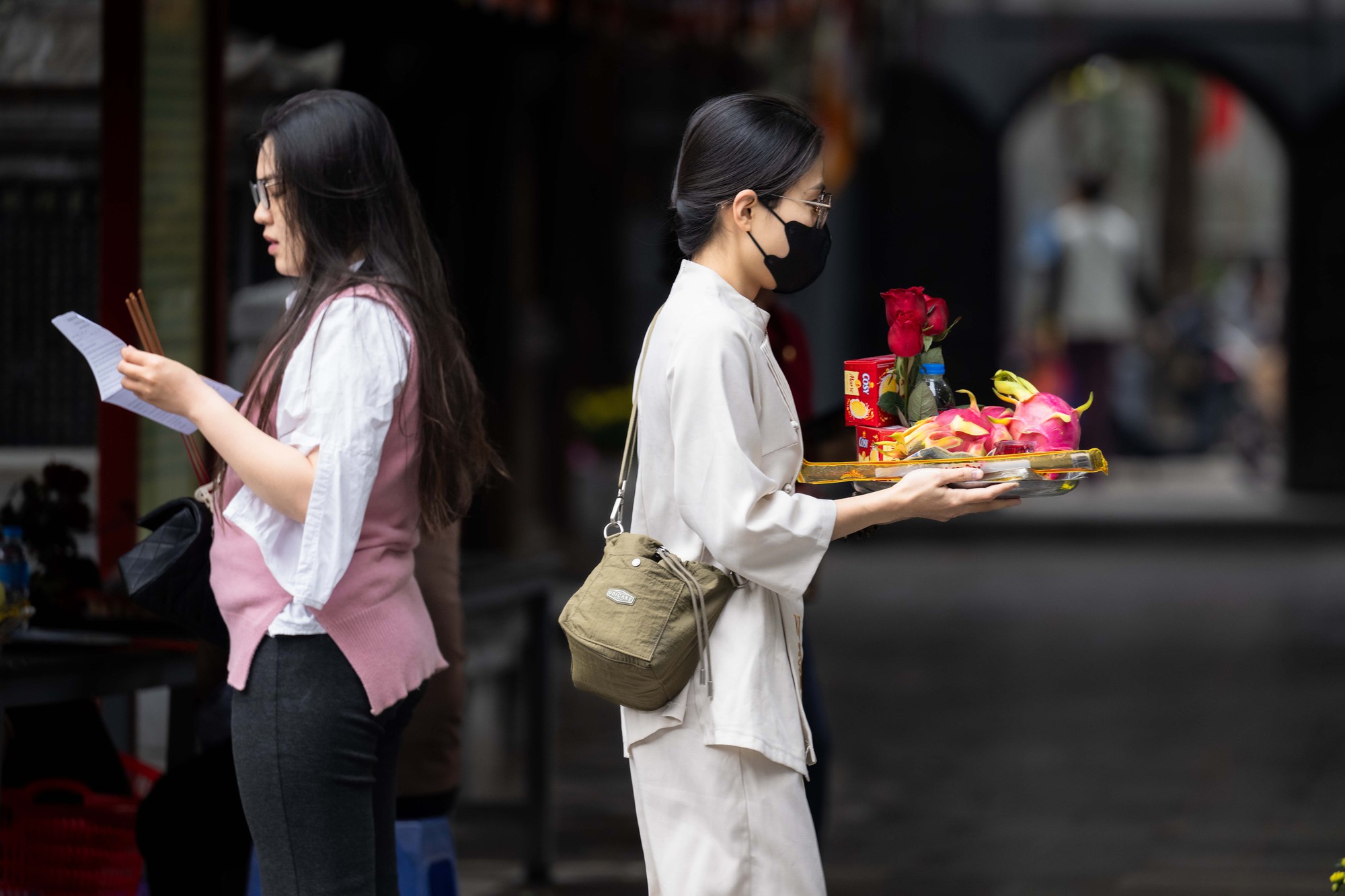 Một ngôi chùa ở Hà Nội đông nghẹt dịp Valentine, có người bay từ TP.HCM ra để xin "thoát ế"- Ảnh 4. Một ngôi chùa ở Hà Nội đông nghẹt dịp Valentine, có người bay từ TP.HCM ra để xin "thoát ế"- Ảnh 4.