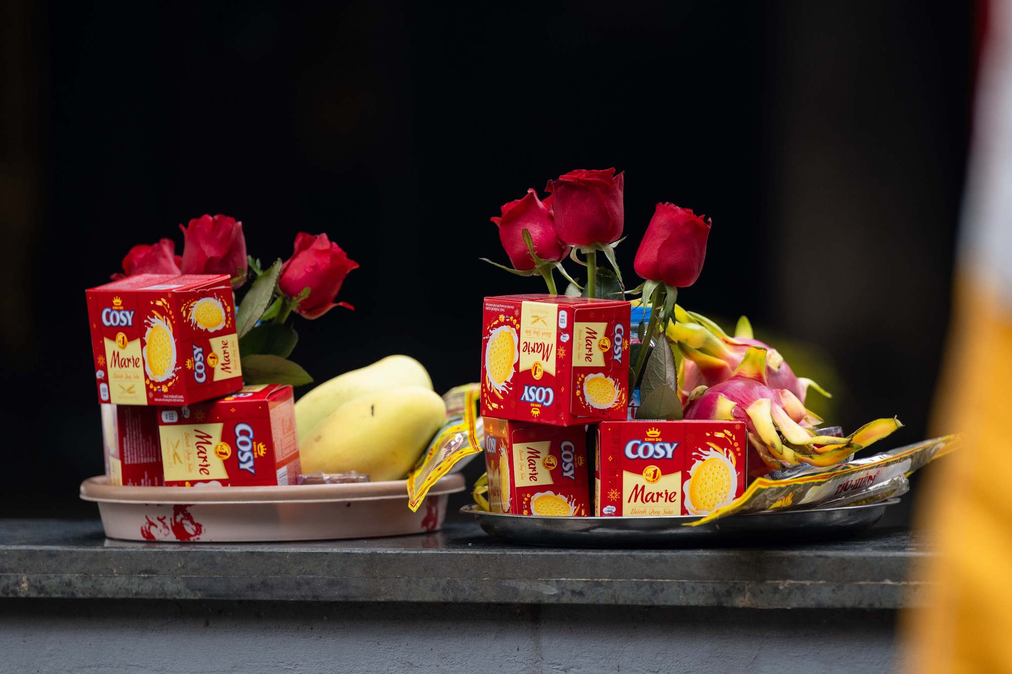 Một ngôi chùa ở Hà Nội đông nghẹt dịp Valentine, có người bay từ TP.HCM ra để xin "thoát ế"- Ảnh 3. Một ngôi chùa ở Hà Nội đông nghẹt dịp Valentine, có người bay từ TP.HCM ra để xin "thoát ế"- Ảnh 3.