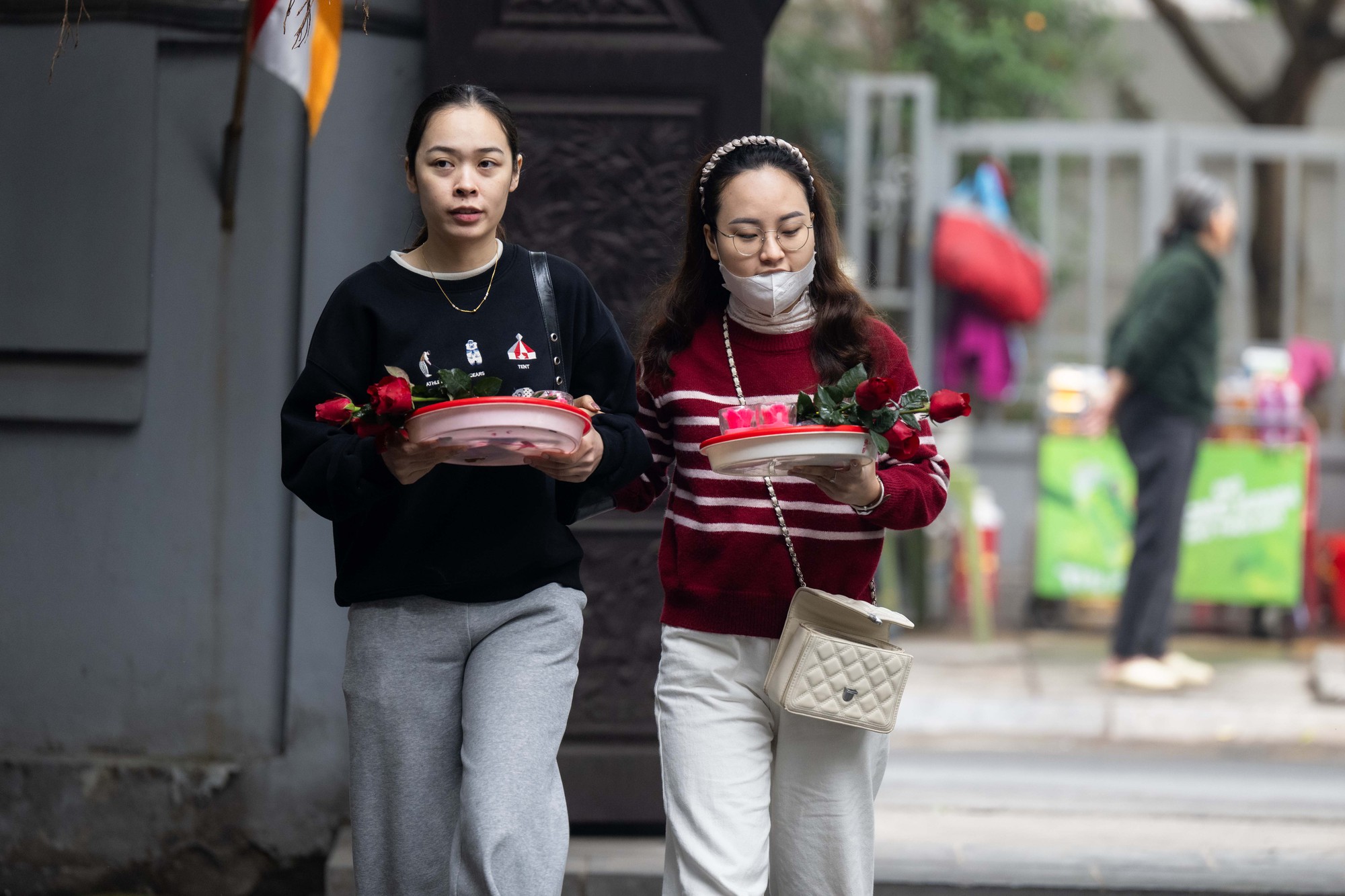 Một ngôi chùa ở Hà Nội đông nghẹt dịp Valentine, có người bay từ TP.HCM ra để xin "thoát ế"- Ảnh 6. Một ngôi chùa ở Hà Nội đông nghẹt dịp Valentine, có người bay từ TP.HCM ra để xin "thoát ế"- Ảnh 6.
