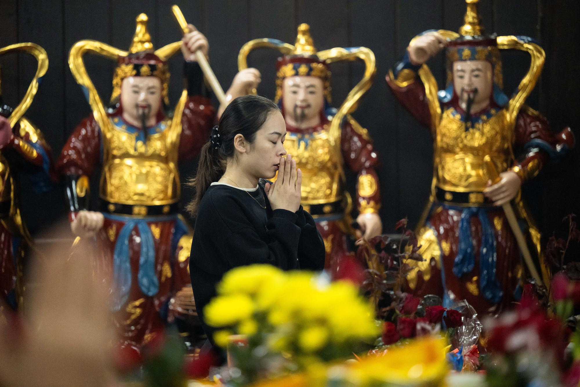 Một ngôi chùa ở Hà Nội đông nghẹt dịp Valentine, có người bay từ TP.HCM ra để xin "thoát ế"- Ảnh 15. Một ngôi chùa ở Hà Nội đông nghẹt dịp Valentine, có người bay từ TP.HCM ra để xin "thoát ế"- Ảnh 15.