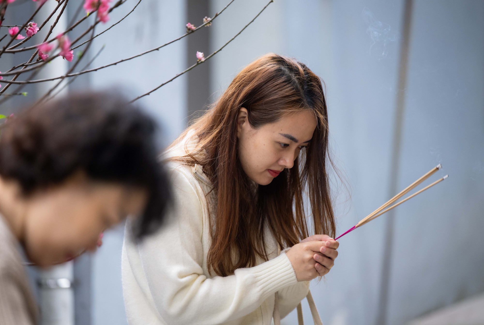 Một ngôi chùa ở Hà Nội đông nghẹt dịp Valentine, có người bay từ TP.HCM ra để xin "thoát ế"- Ảnh 1. Một ngôi chùa ở Hà Nội đông nghẹt dịp Valentine, có người bay từ TP.HCM ra để xin "thoát ế"- Ảnh 1.